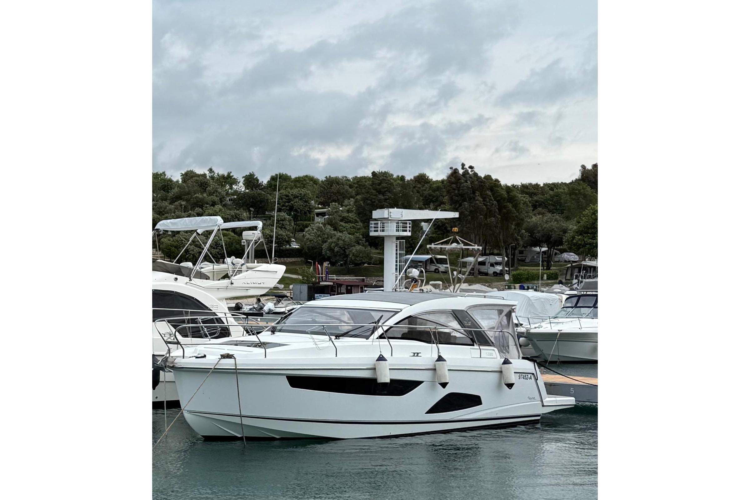 2018 Sealine S330