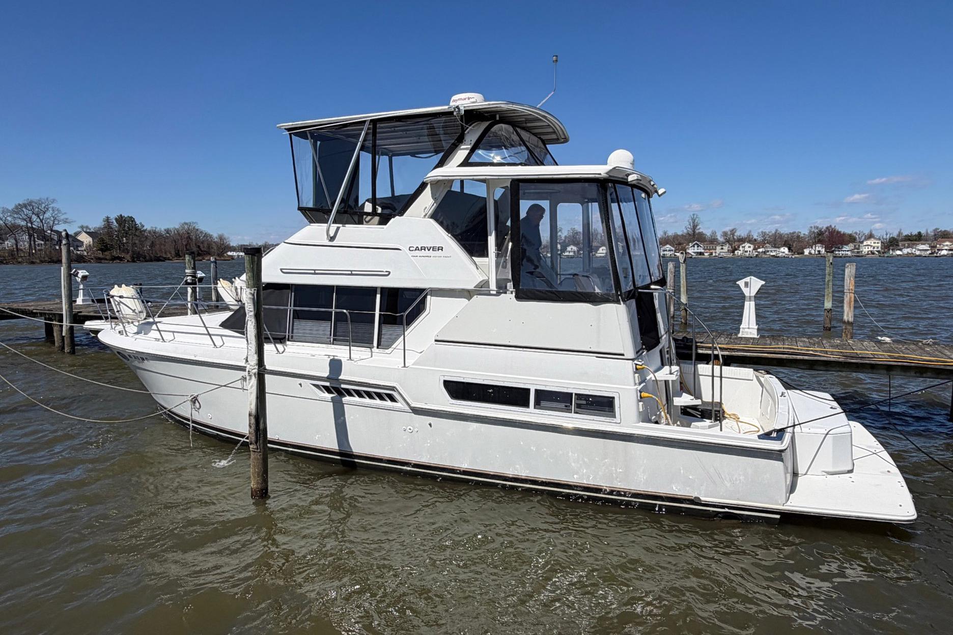 1997 Carver 400 Cockpit Motor Yacht