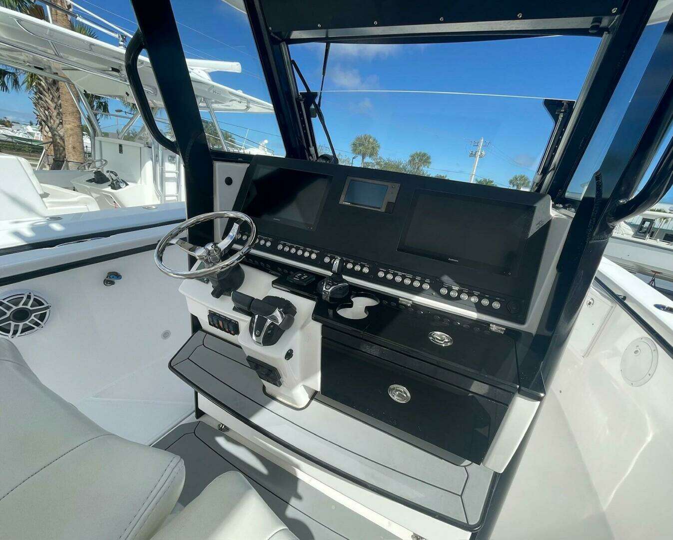 2022 Everglades 335 Center Console - Image 26