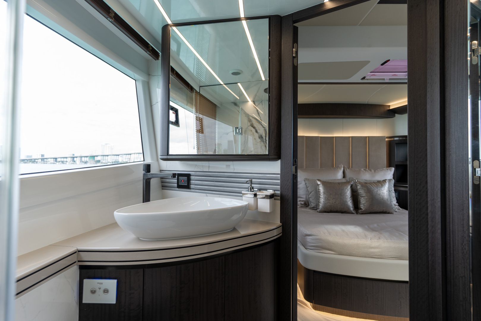 2025 Galeon 560 FLY - Image 40