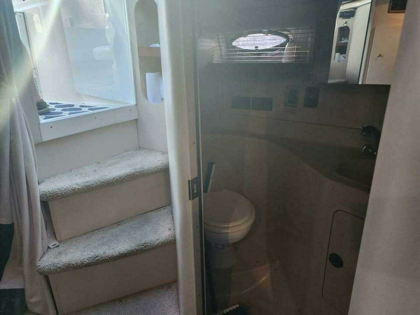 2001 Cruisers 3075 Express - Image 14