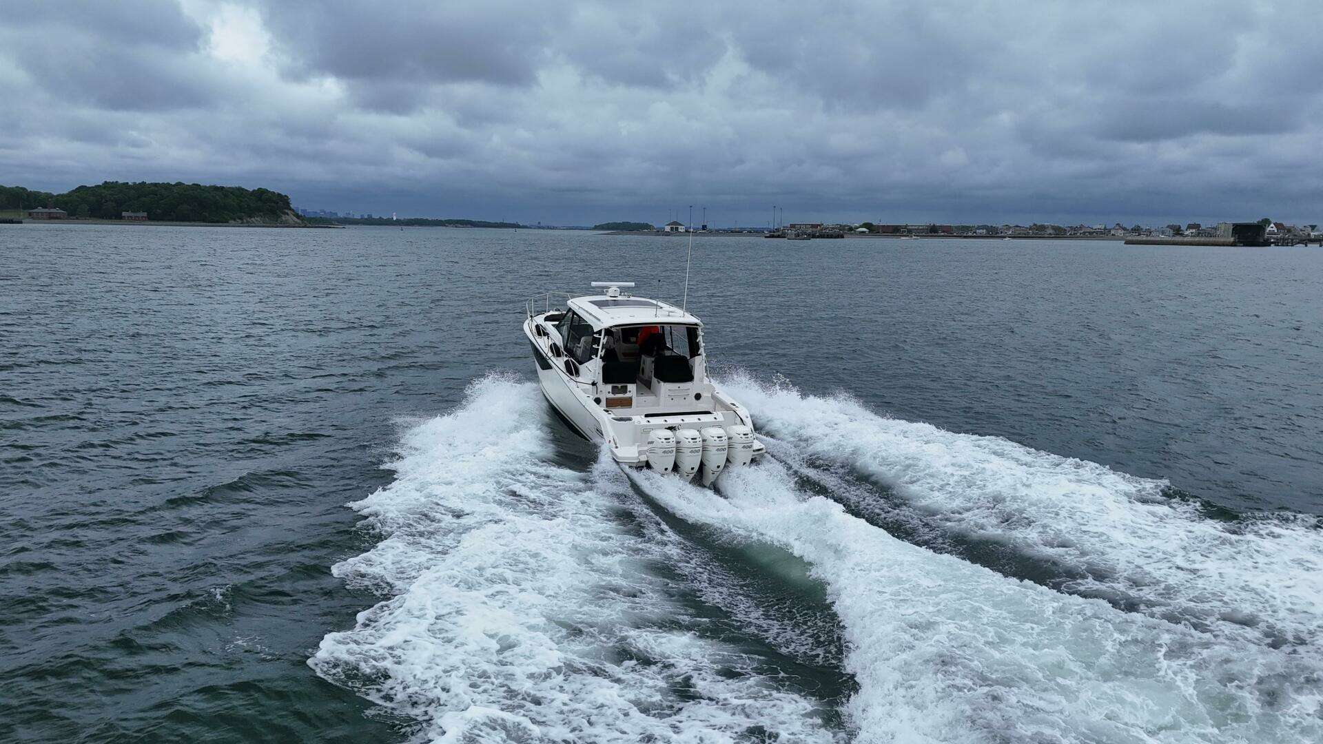 2021 Boston Whaler 405 Conquest - Image 10
