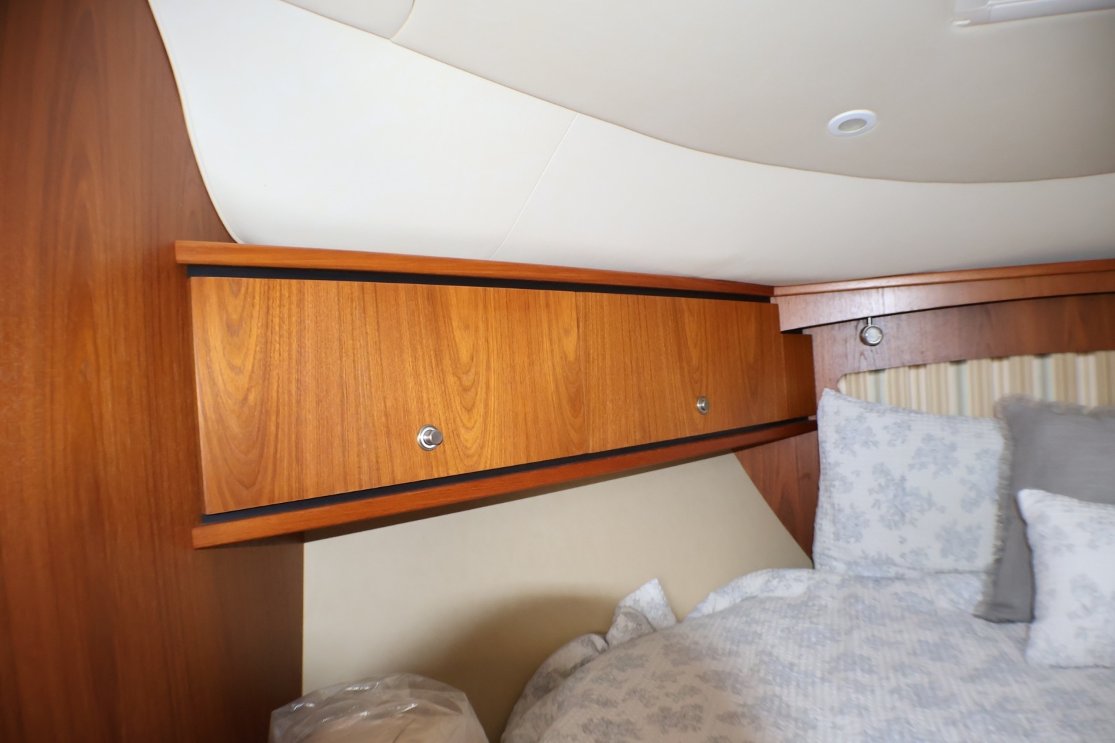 2009 Tiara Yachts 3500 Sovran - Image 25