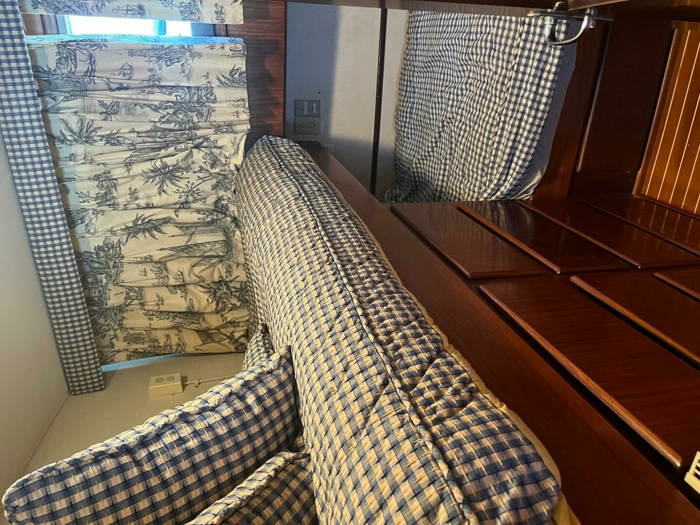 1986 Hatteras 70' Cockpit Motor Yacht - Image 33