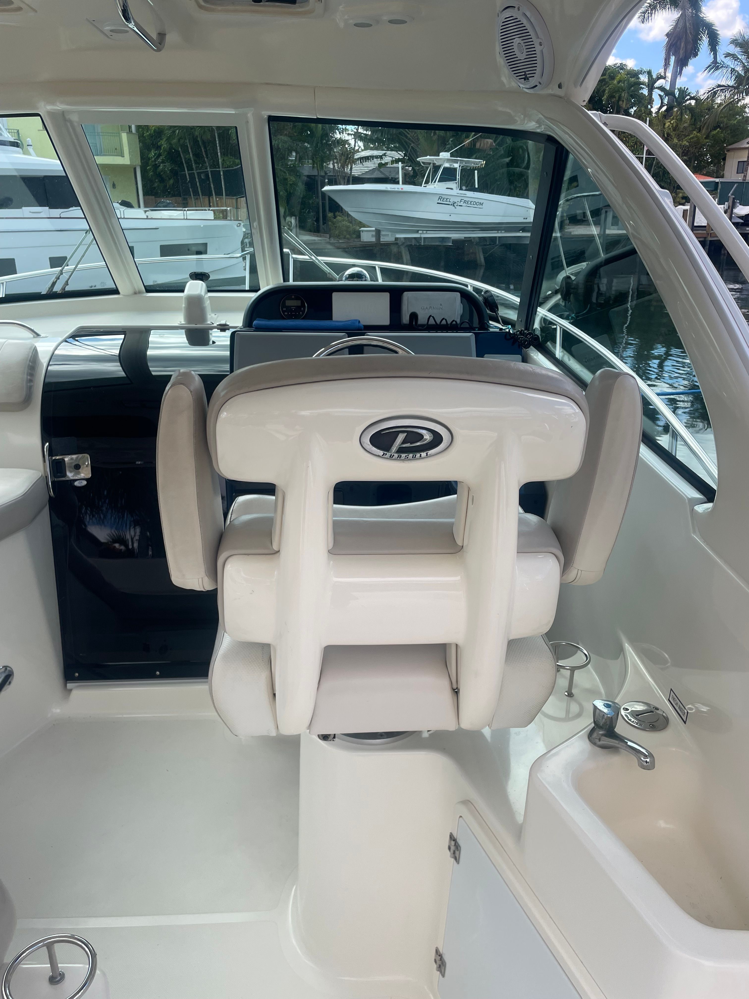 2014 Pursuit OS315 - 11