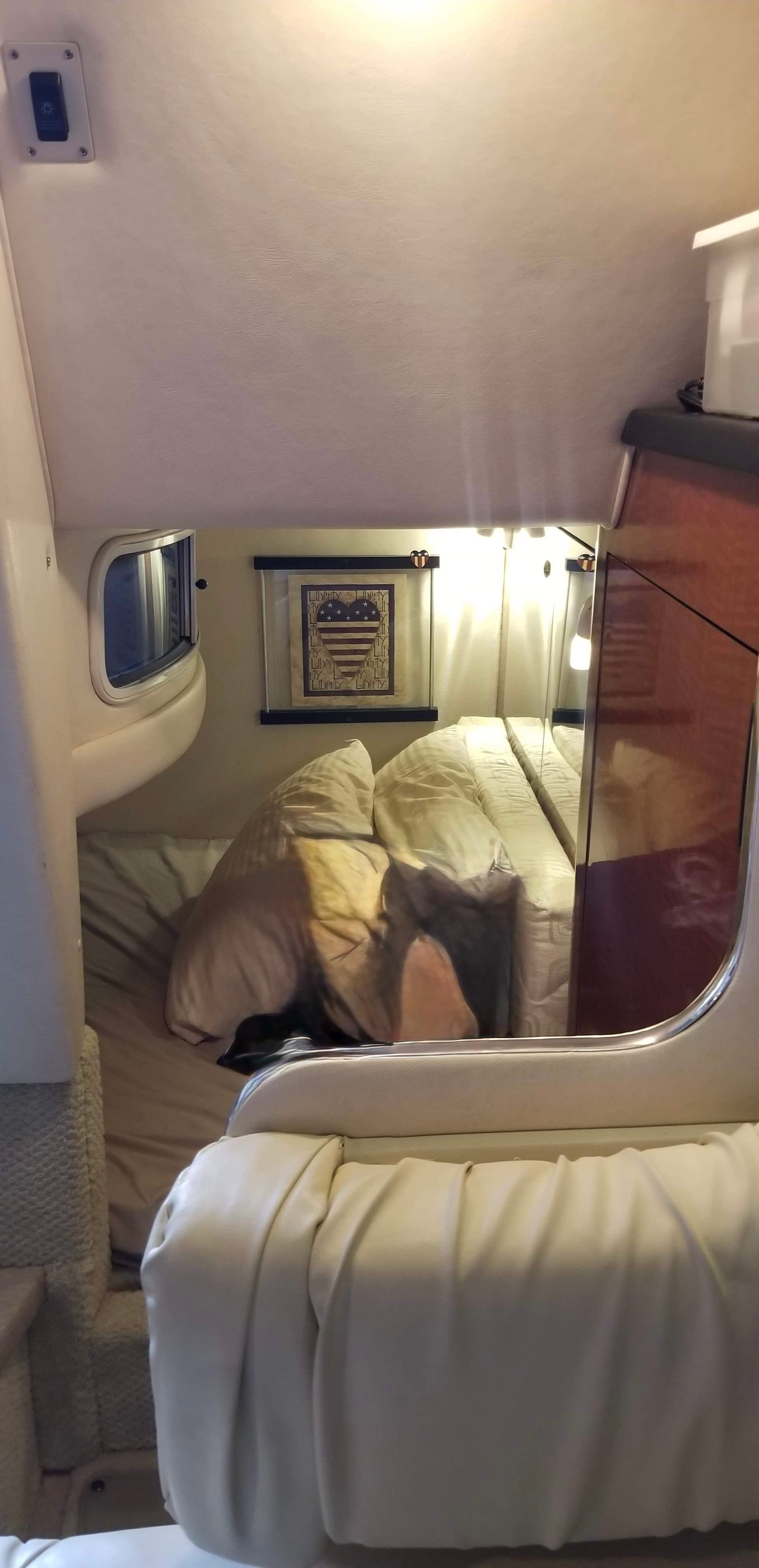 Interior of a 2003 Sea Ray Sundancer 280 yacht cabin.
