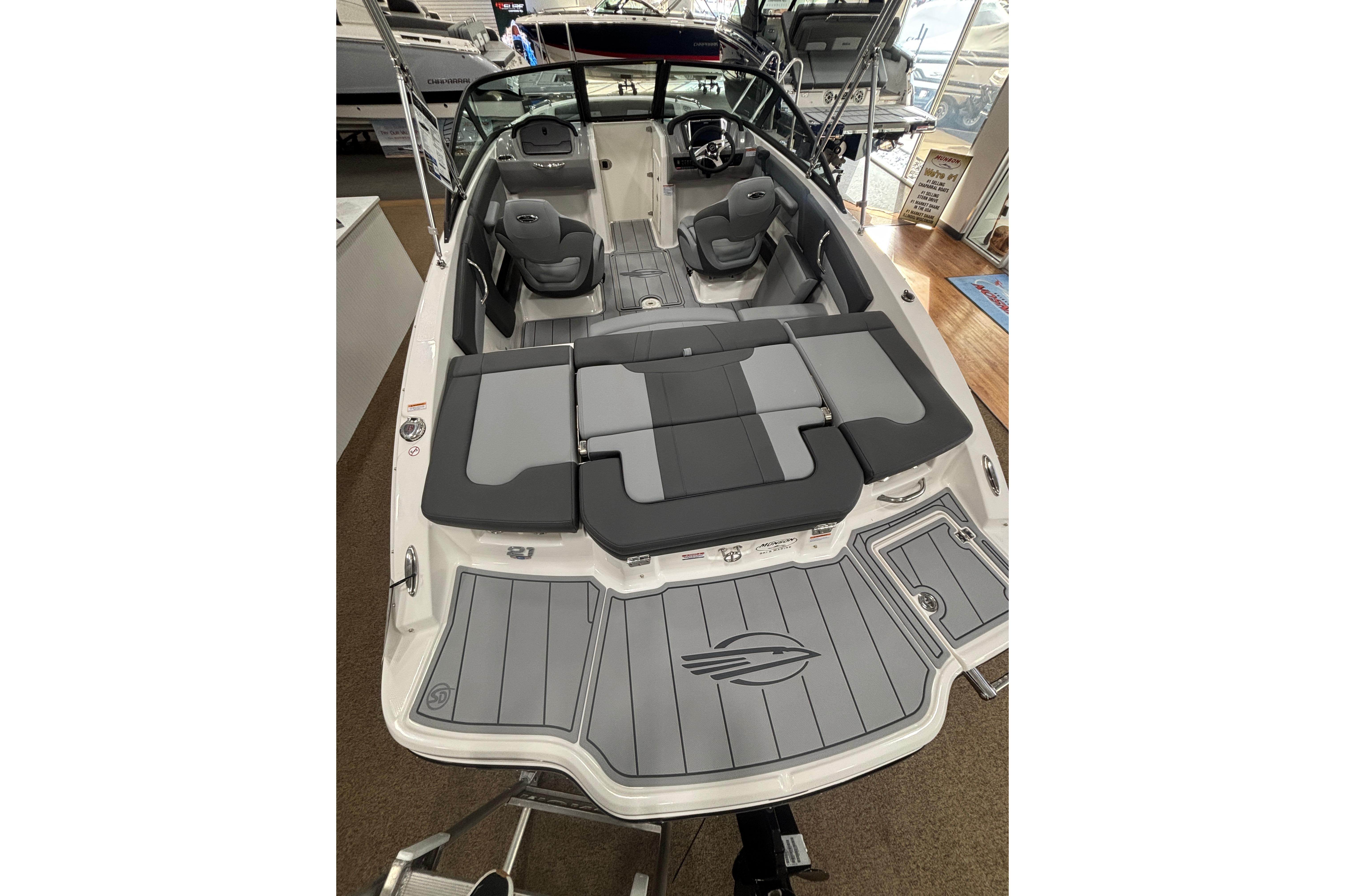 Chaparral 21 SSi 2026 boat with gray seating and modern design.