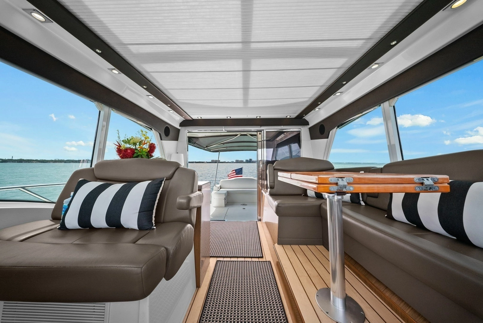 2014 Cruisers Yachts 48 Cantius - Image 5
