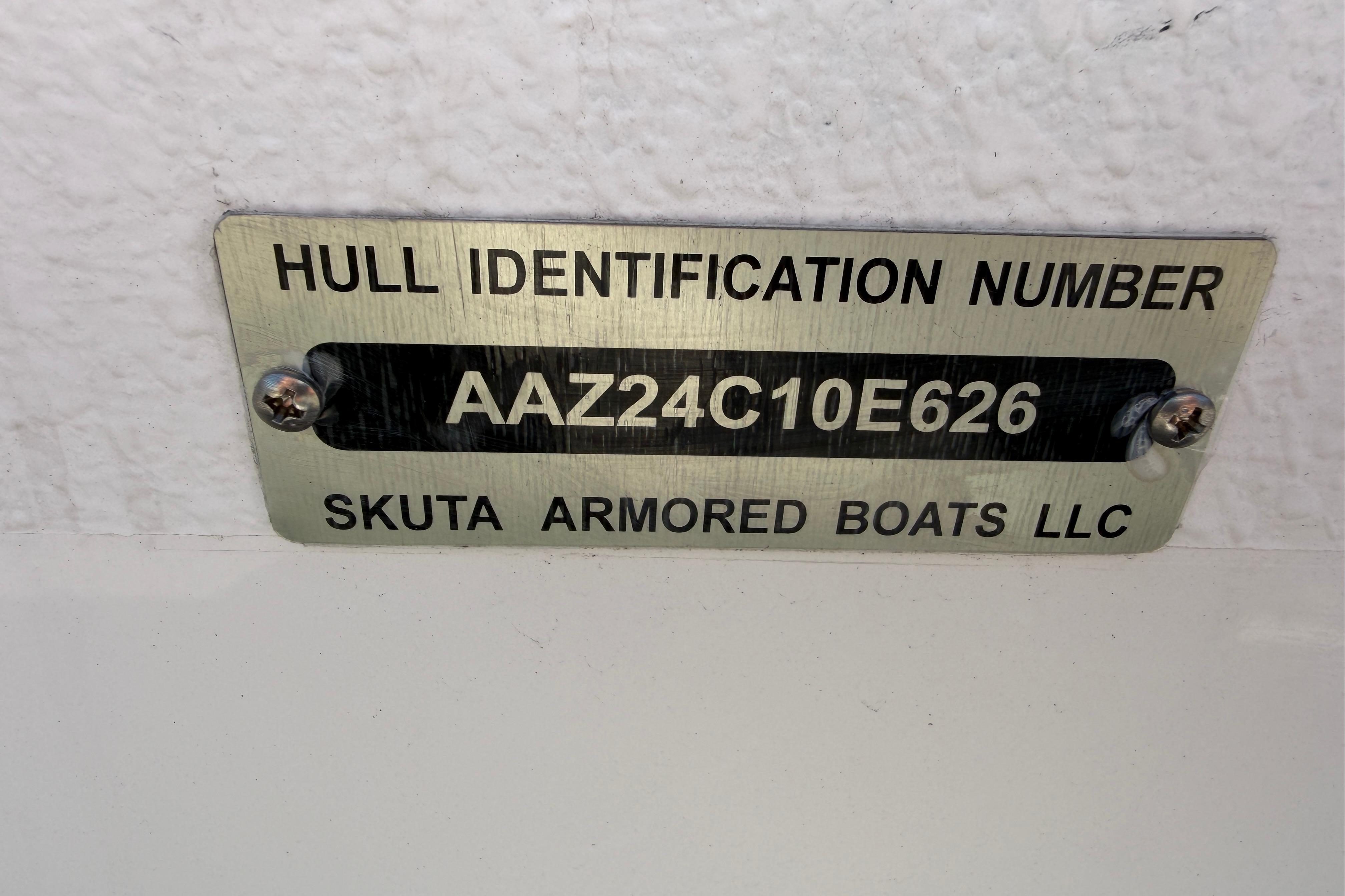 Hull identification plate for Skuta 24 Cat 2026, displaying serial number AAZ24C10E626.