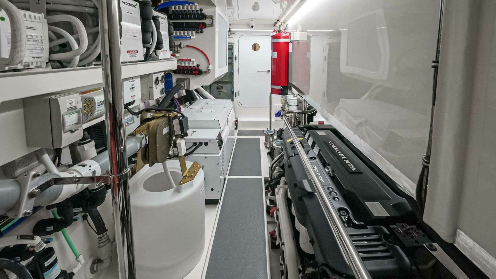 2026 Riviera 6800 Sport Yacht Platinum Edition - Image 29