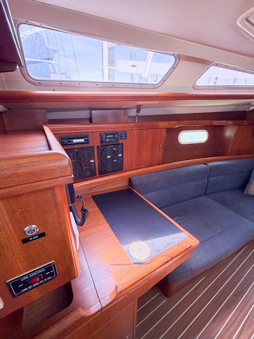 2005 Hunter 36 - Image 45