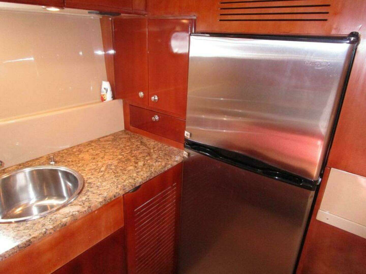 2003 Ferretti Yachts 590 Motor Yacht - Image 7