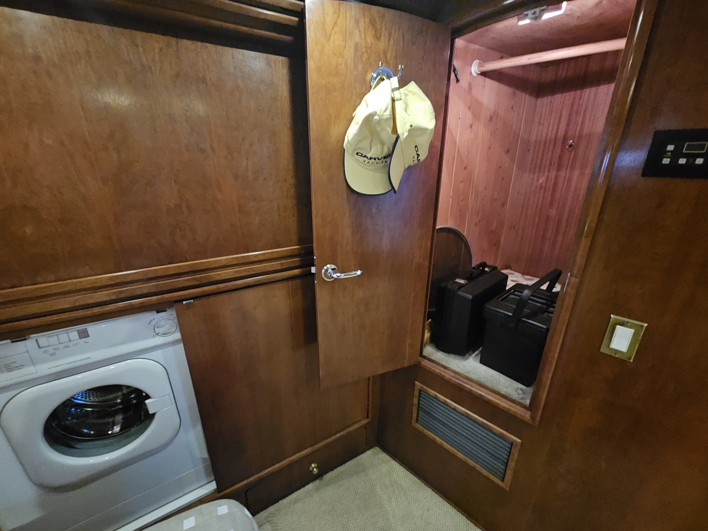 1999 Carver 530 Voyager - Image 30