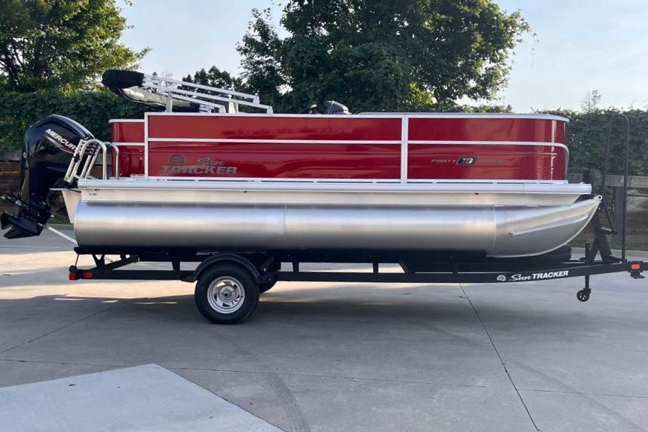 2026 Sun Tracker Party Barge 18 DLX