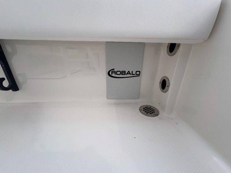 2026 Robalo 246 Cayman - 117