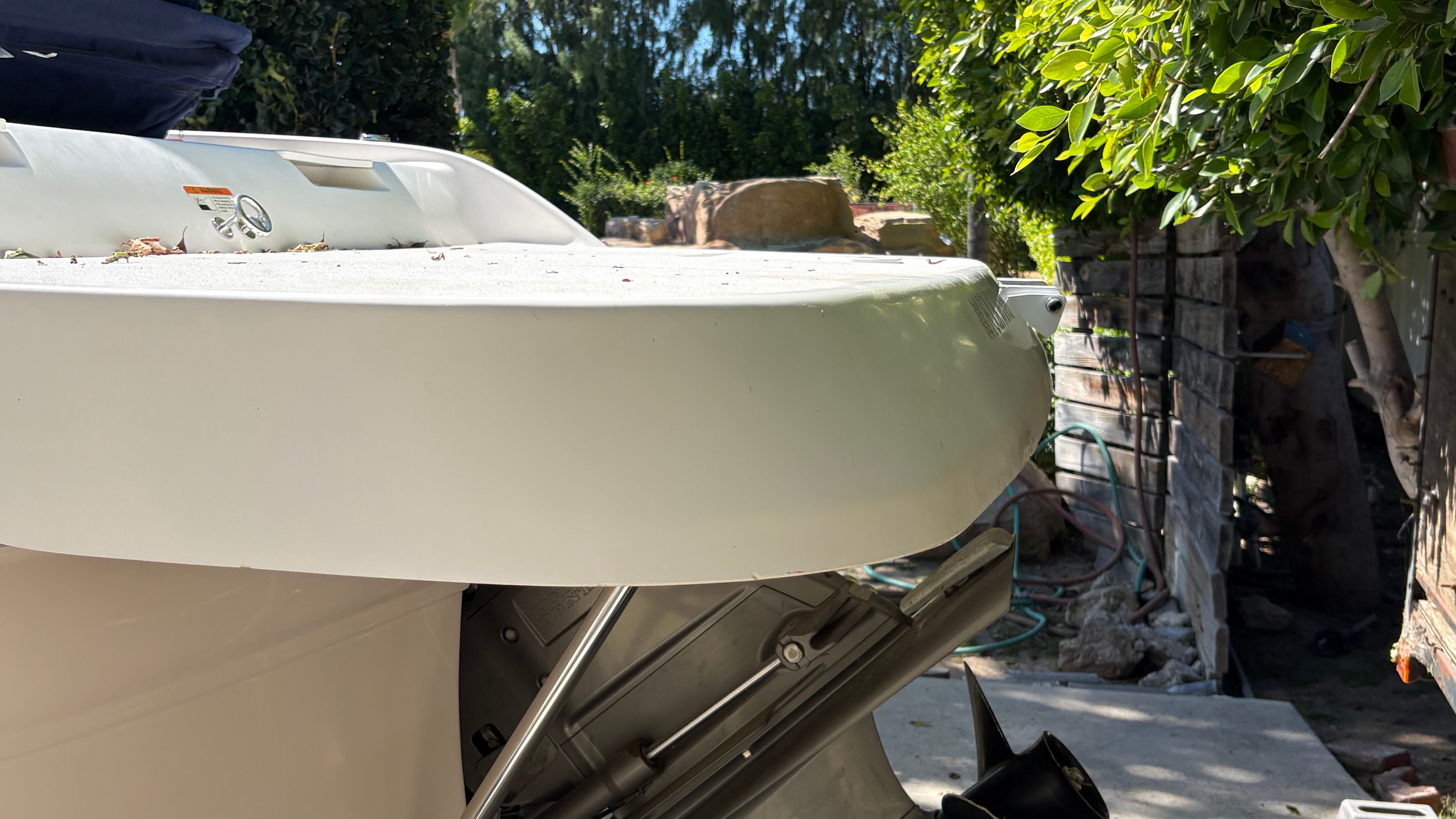 Rear view of 2007 Four Winns 203 Horizon boat outdoors.