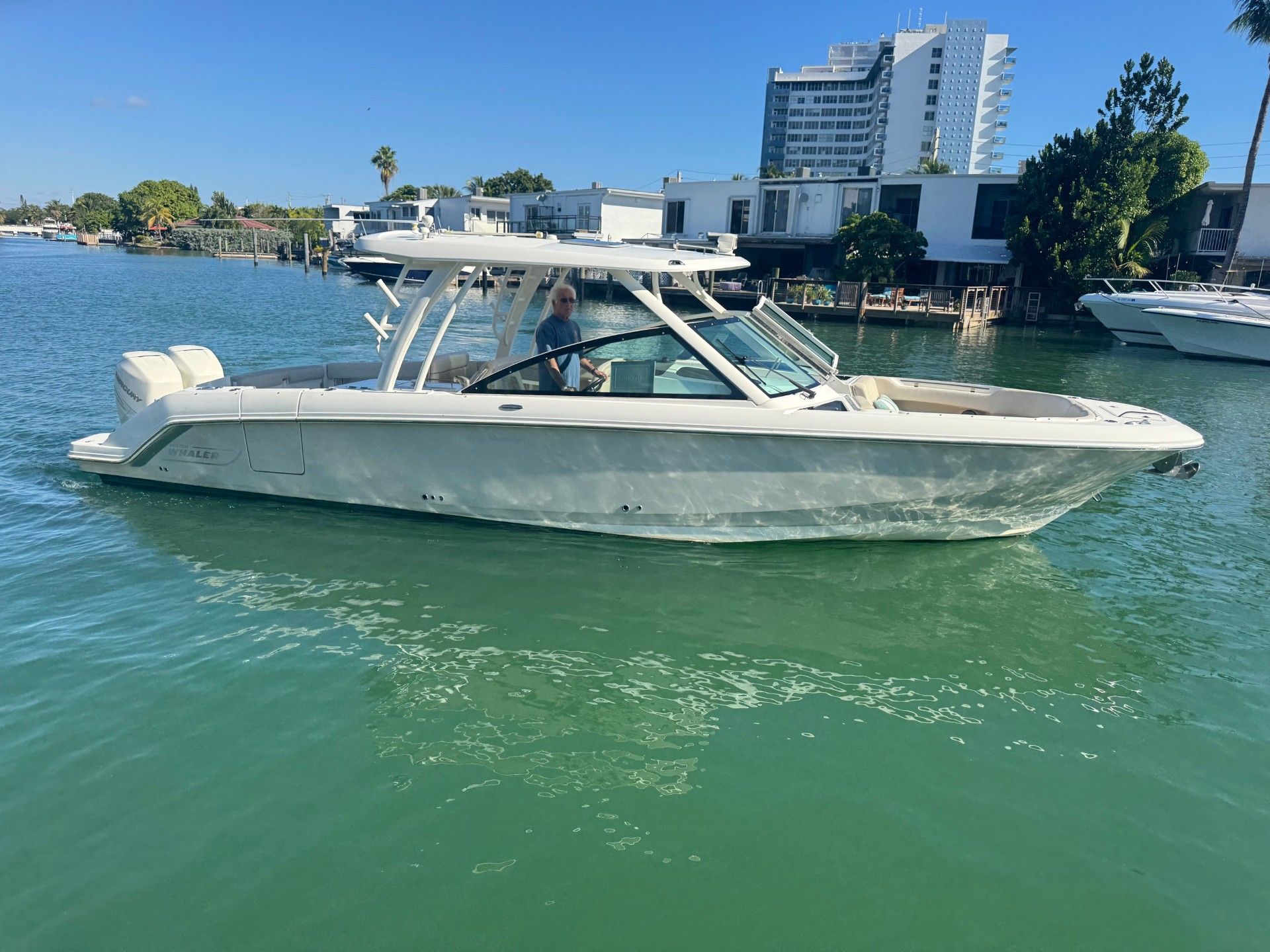 2016 Boston Whaler 320 Vantage