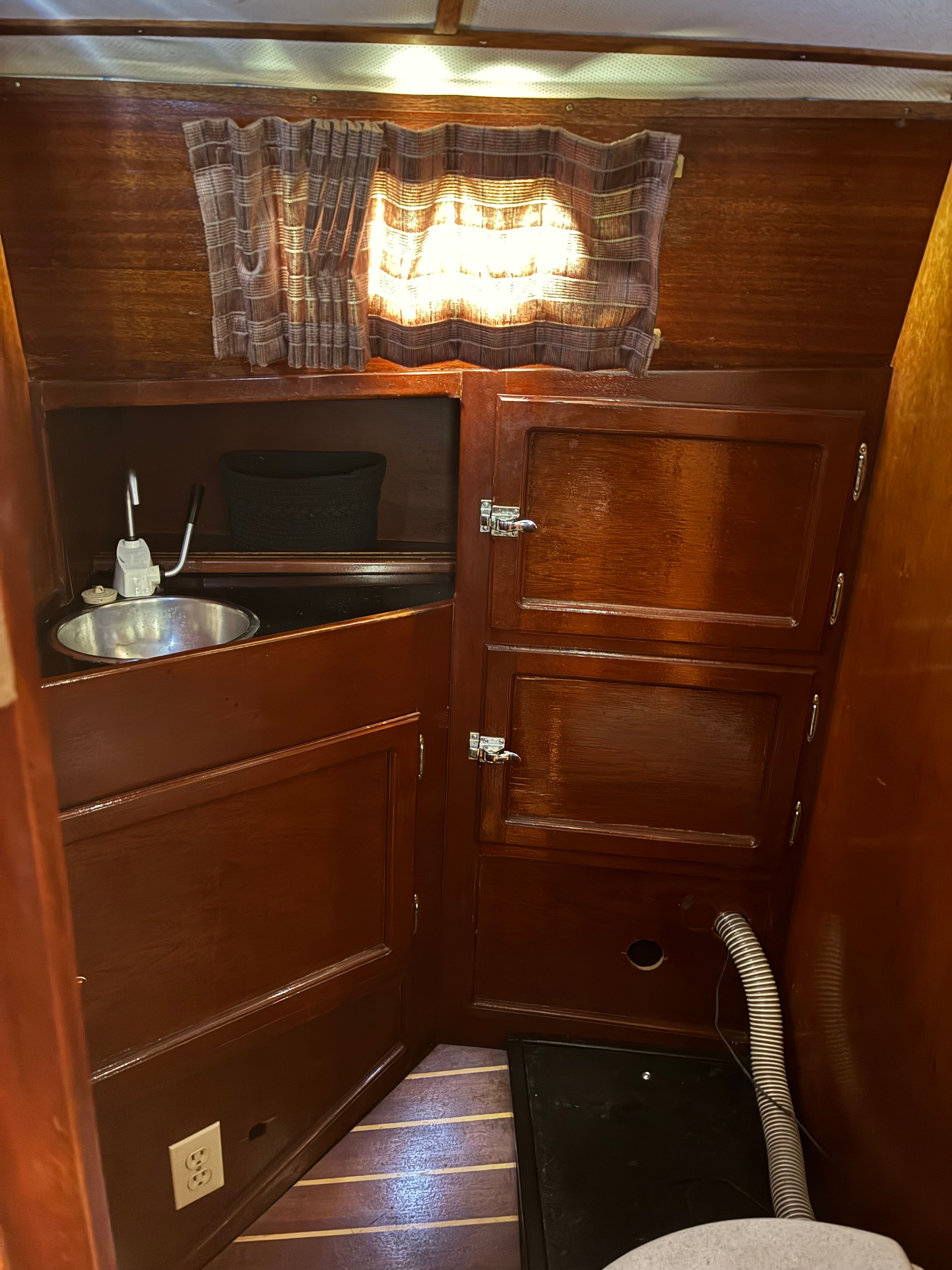 1972 Islander 34ft Sailboat cruiser - 8