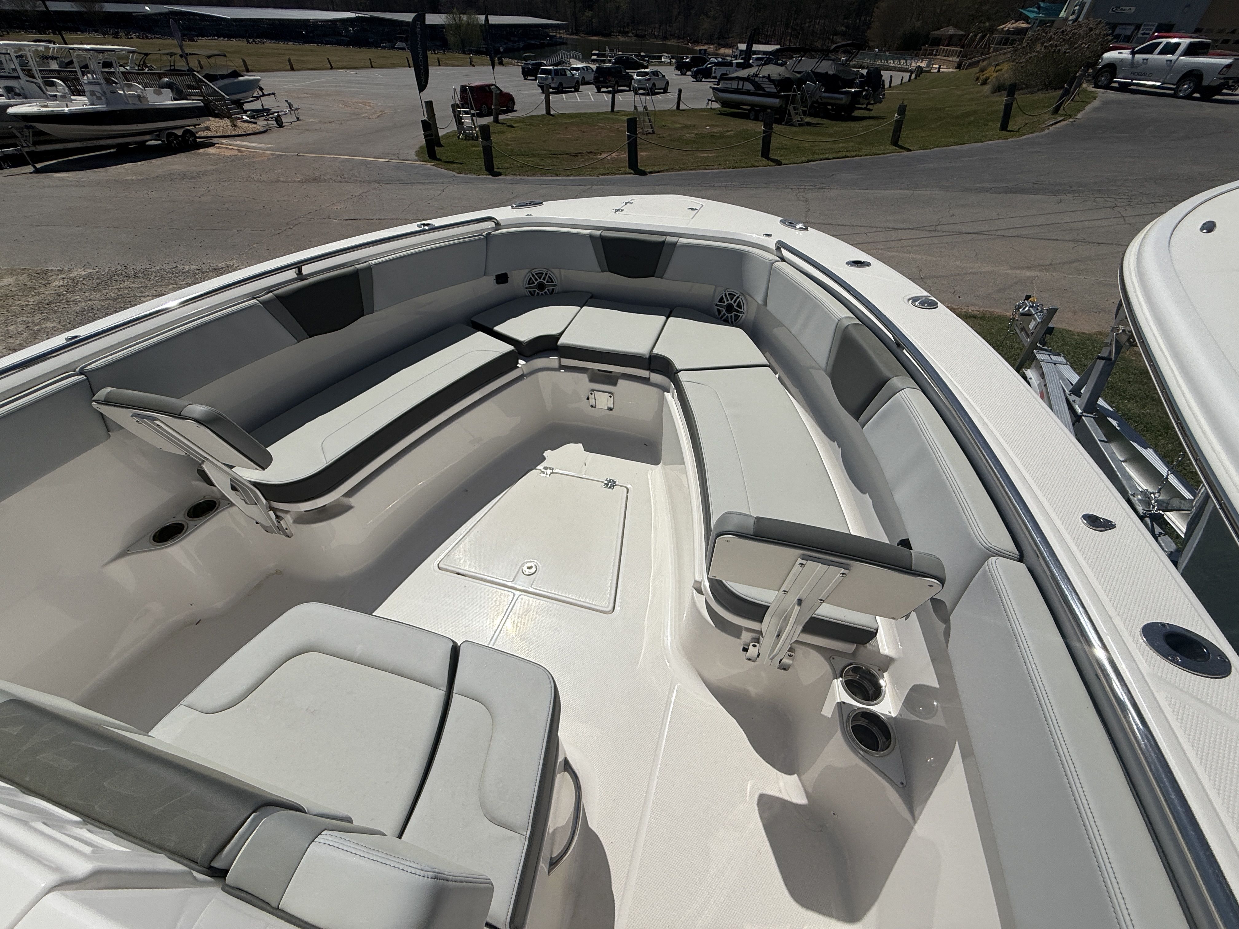 2026 Robalo R300 Center Console - 10