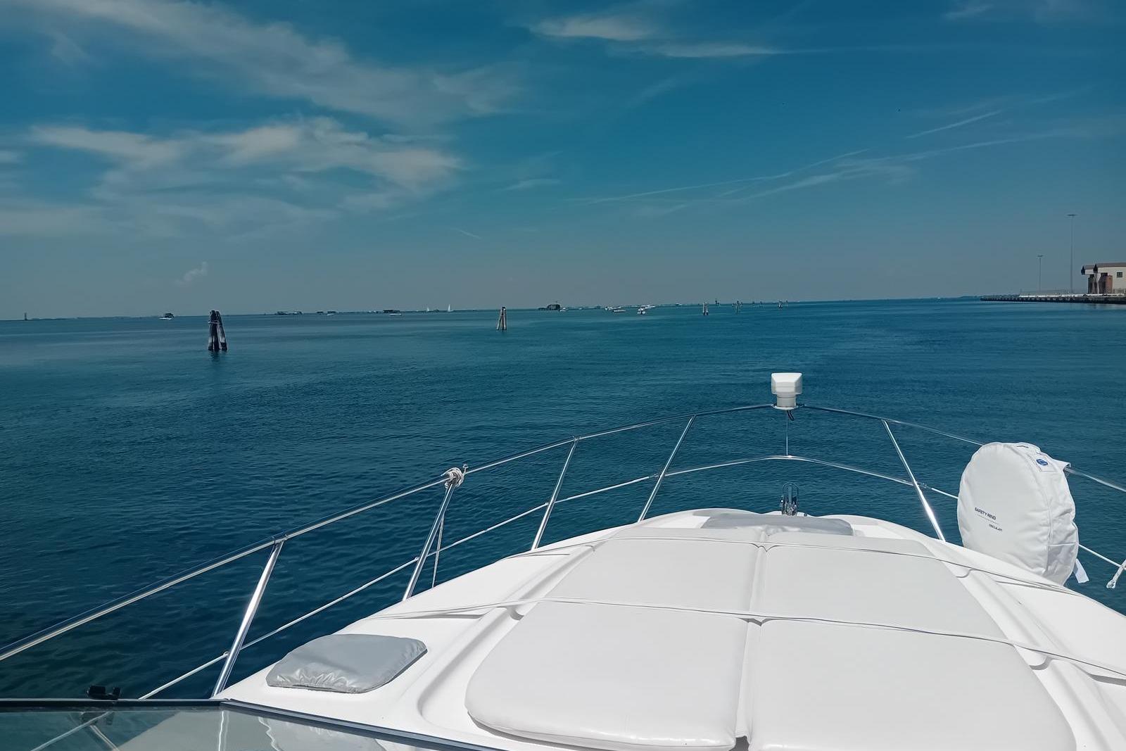 Bayliner 3055 Ciera 2004 cruising on calm blue waters under a clear sky.