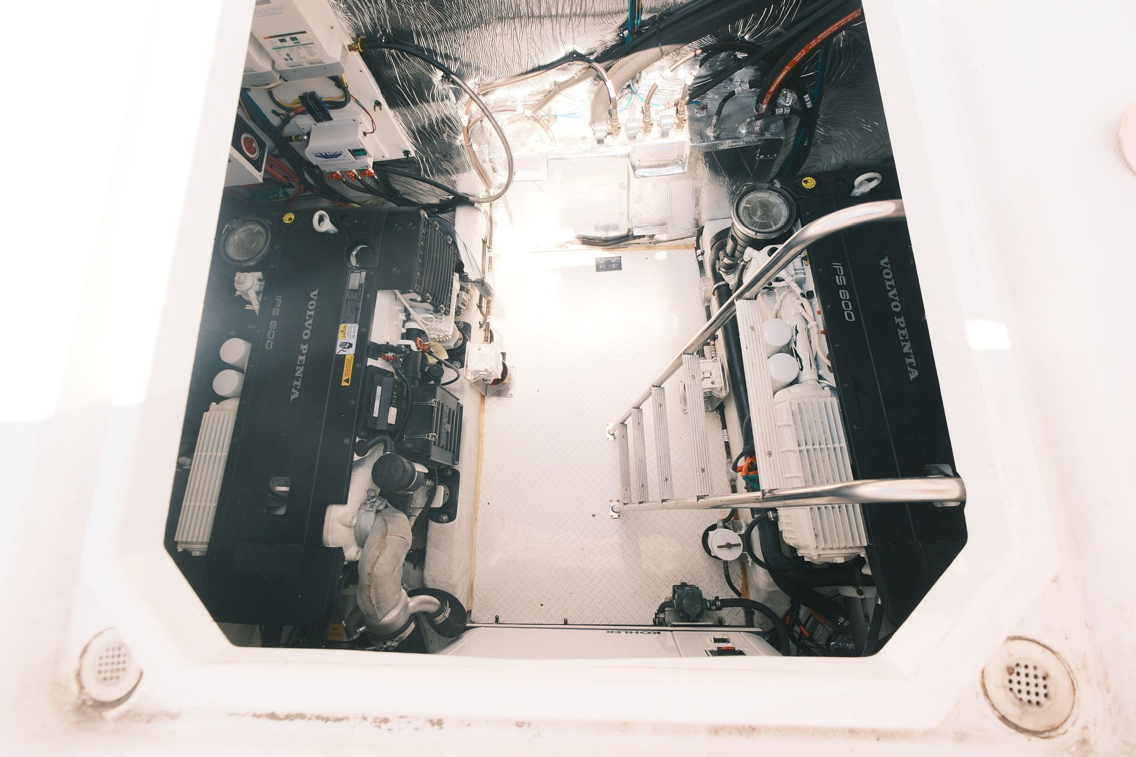 2015 Cruisers Yachts 48 Cantius - 20