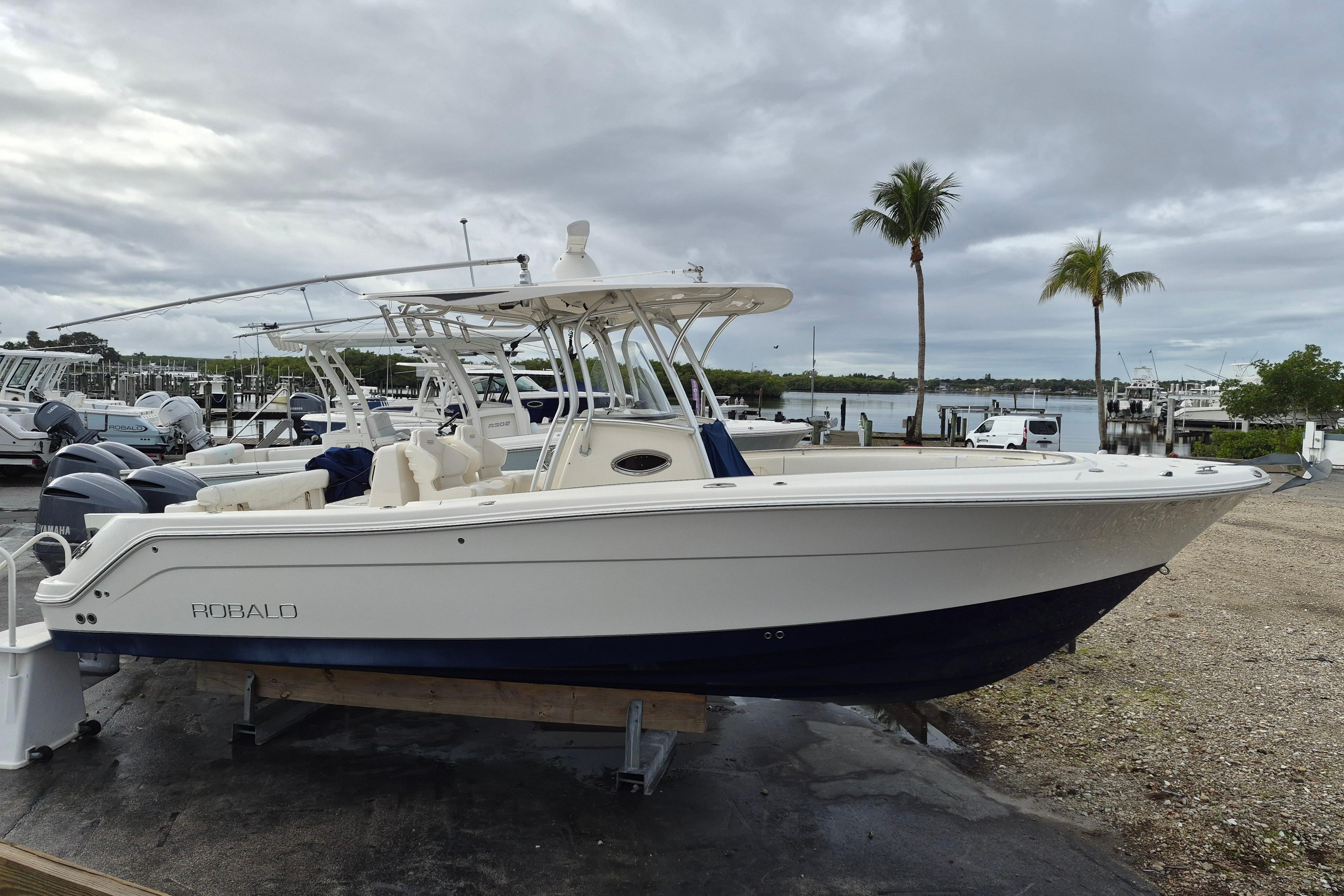 2014 Robalo R300 Center Console