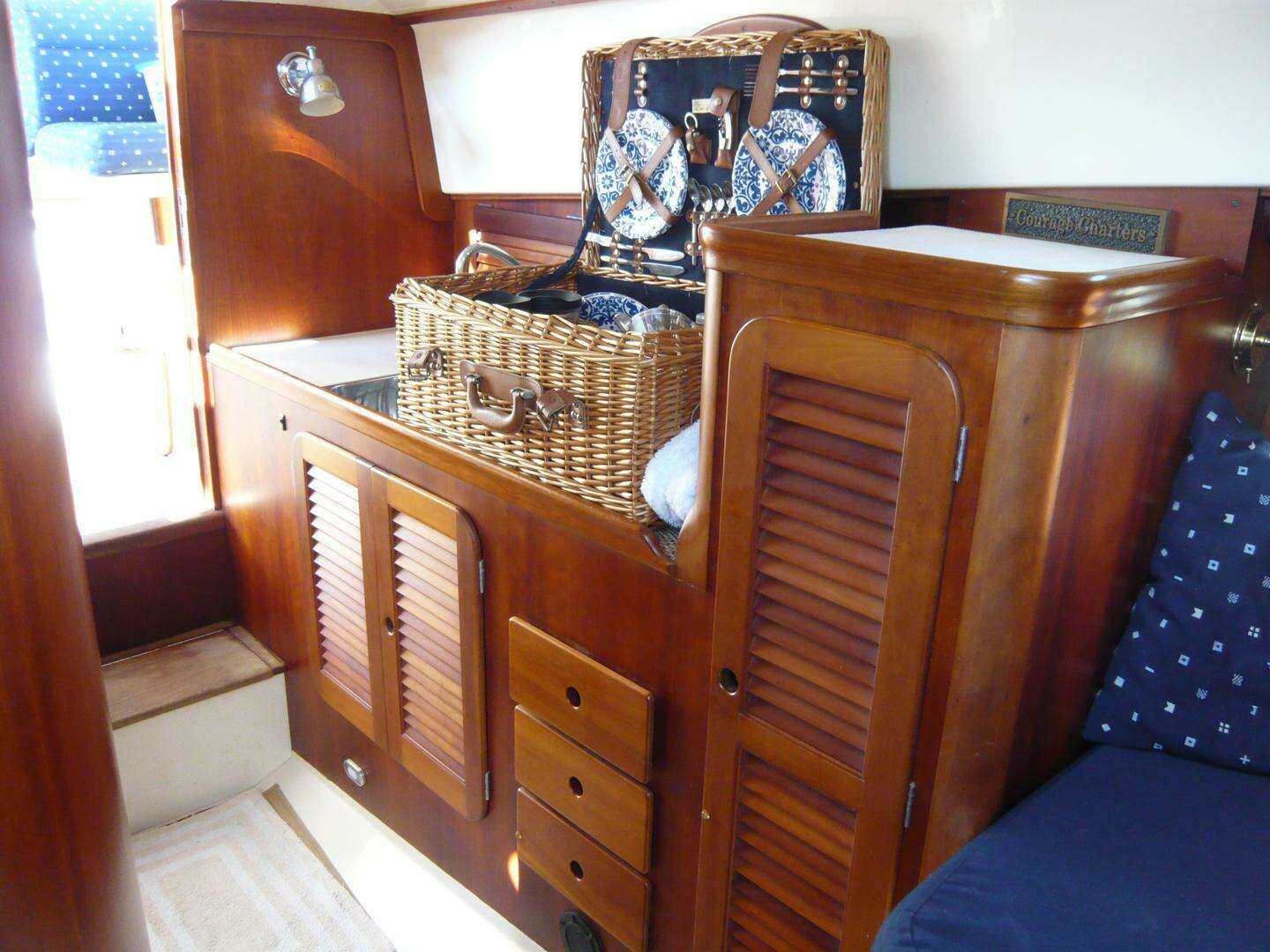 1998 Hinckley 36 Classic - Image 22