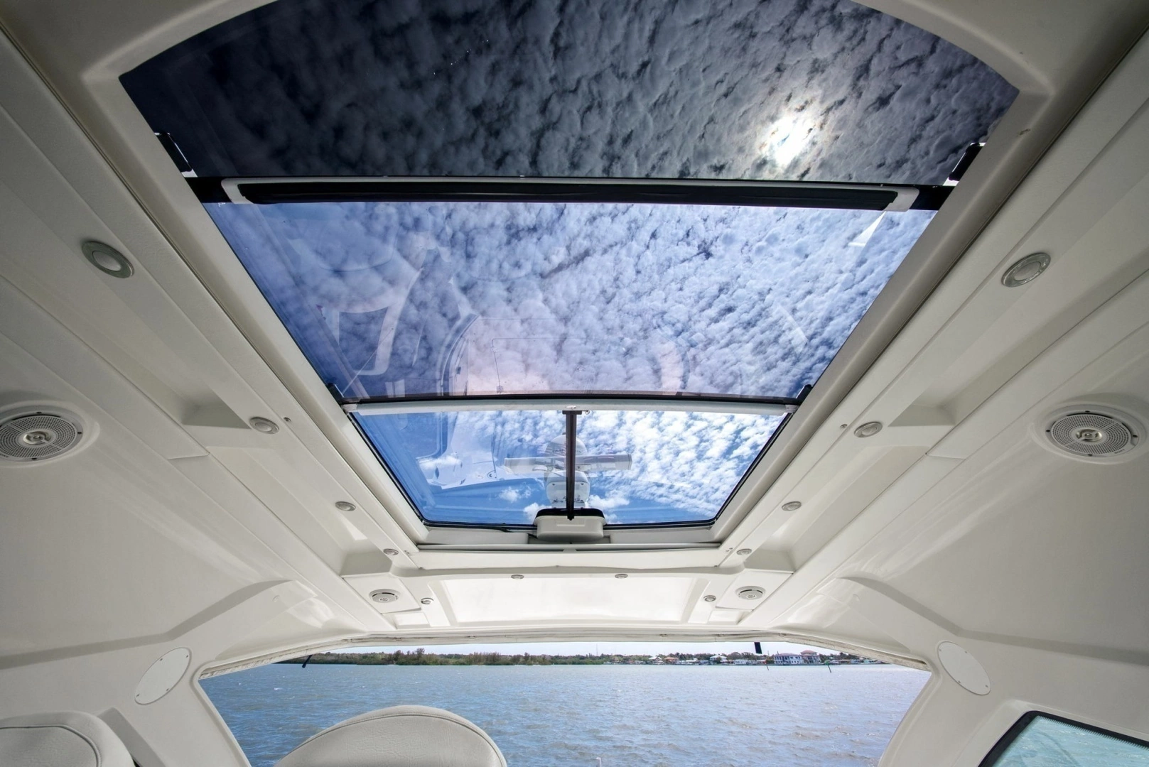 2012 Cruisers Yachts 540 Coupe - Image 41