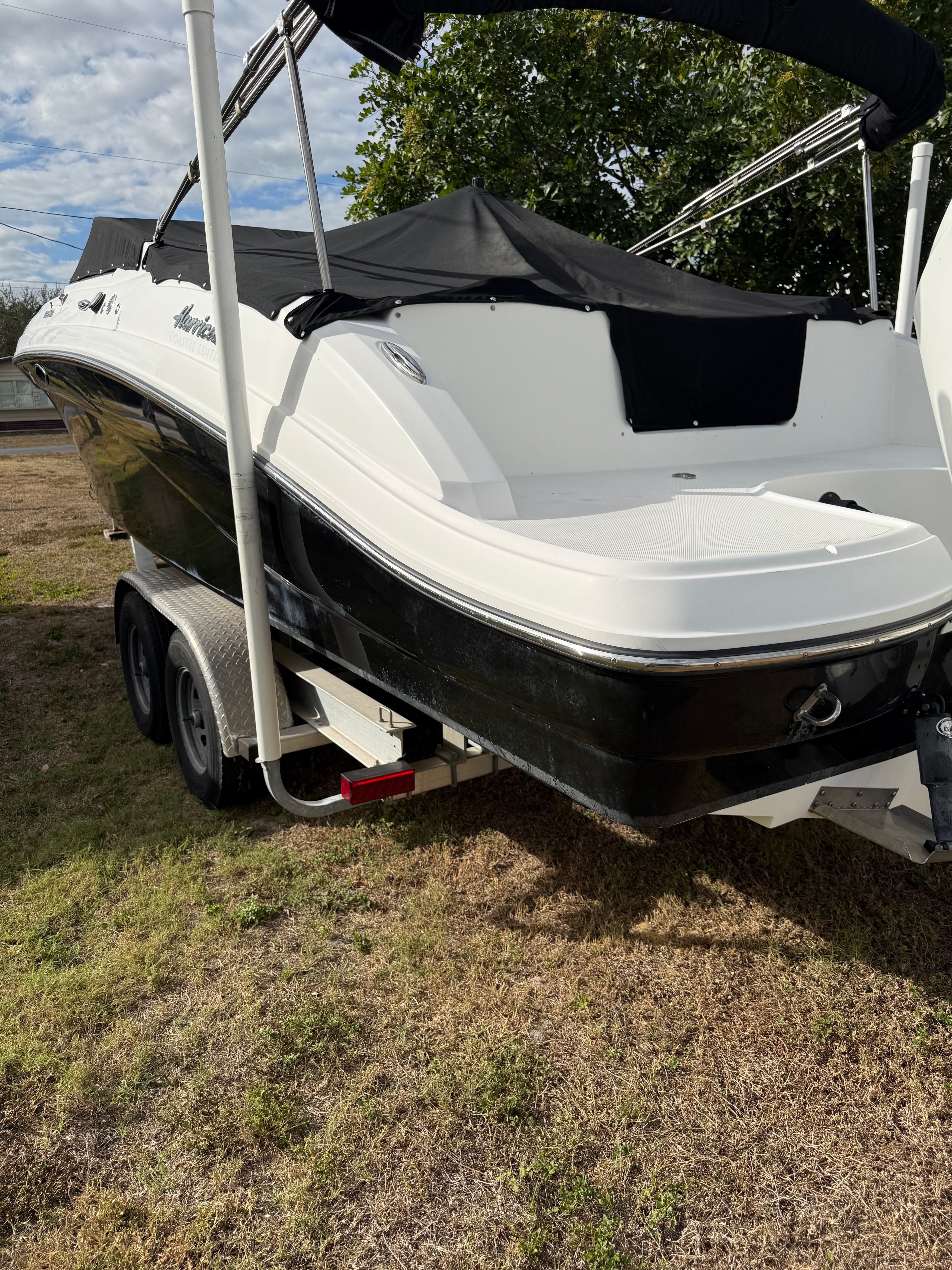 2018 Hurricane SunDeck 2690 OB