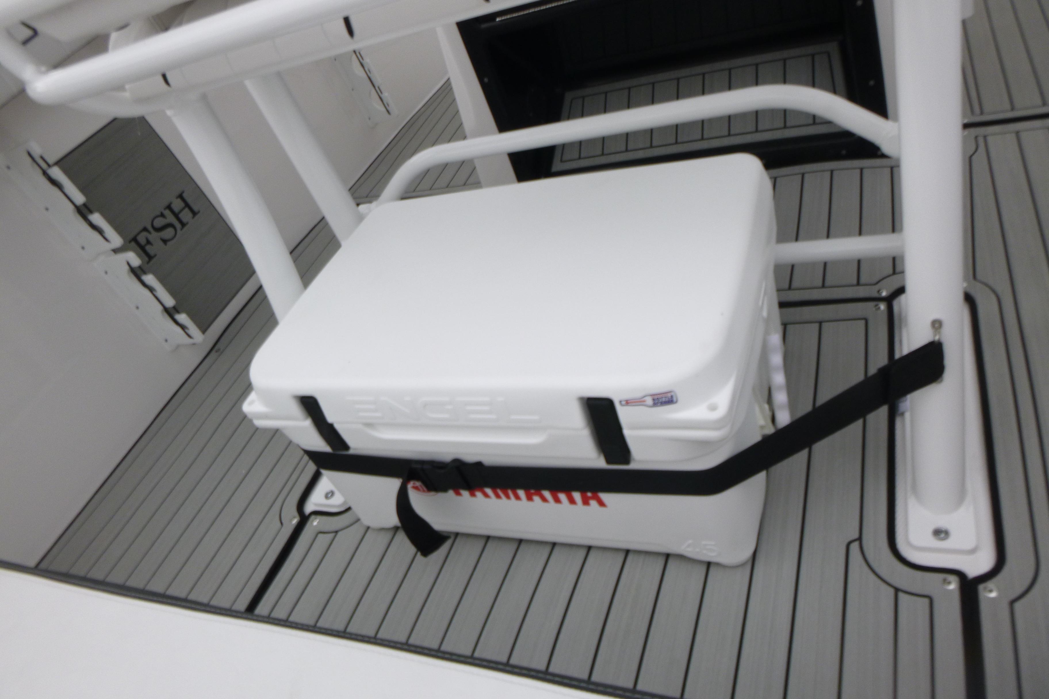 Yamaha Boats 255 FSH Sport H 2026 with secured cooler on deck.