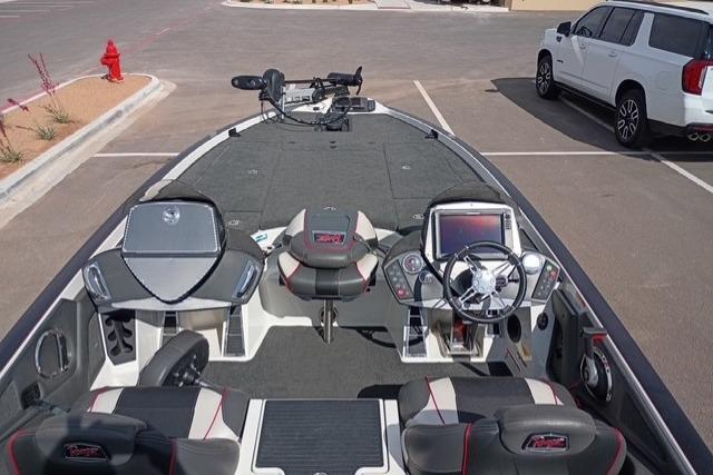 2017 Ranger Z521 Comanche Cup-Equipped boat interior with steering console and seating.