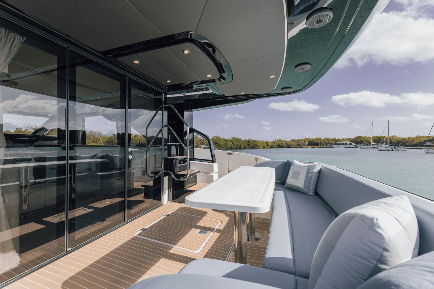 2027 Cruisers Yachts 57 Fly - 39