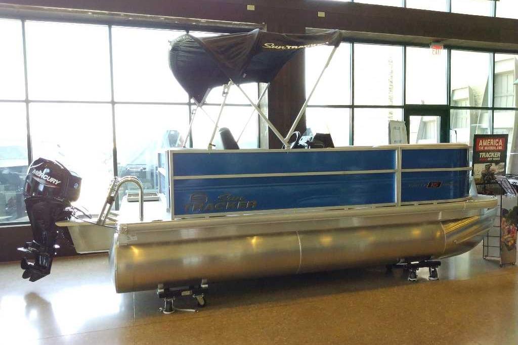 2026 Sun Tracker Party Barge 16 DLX