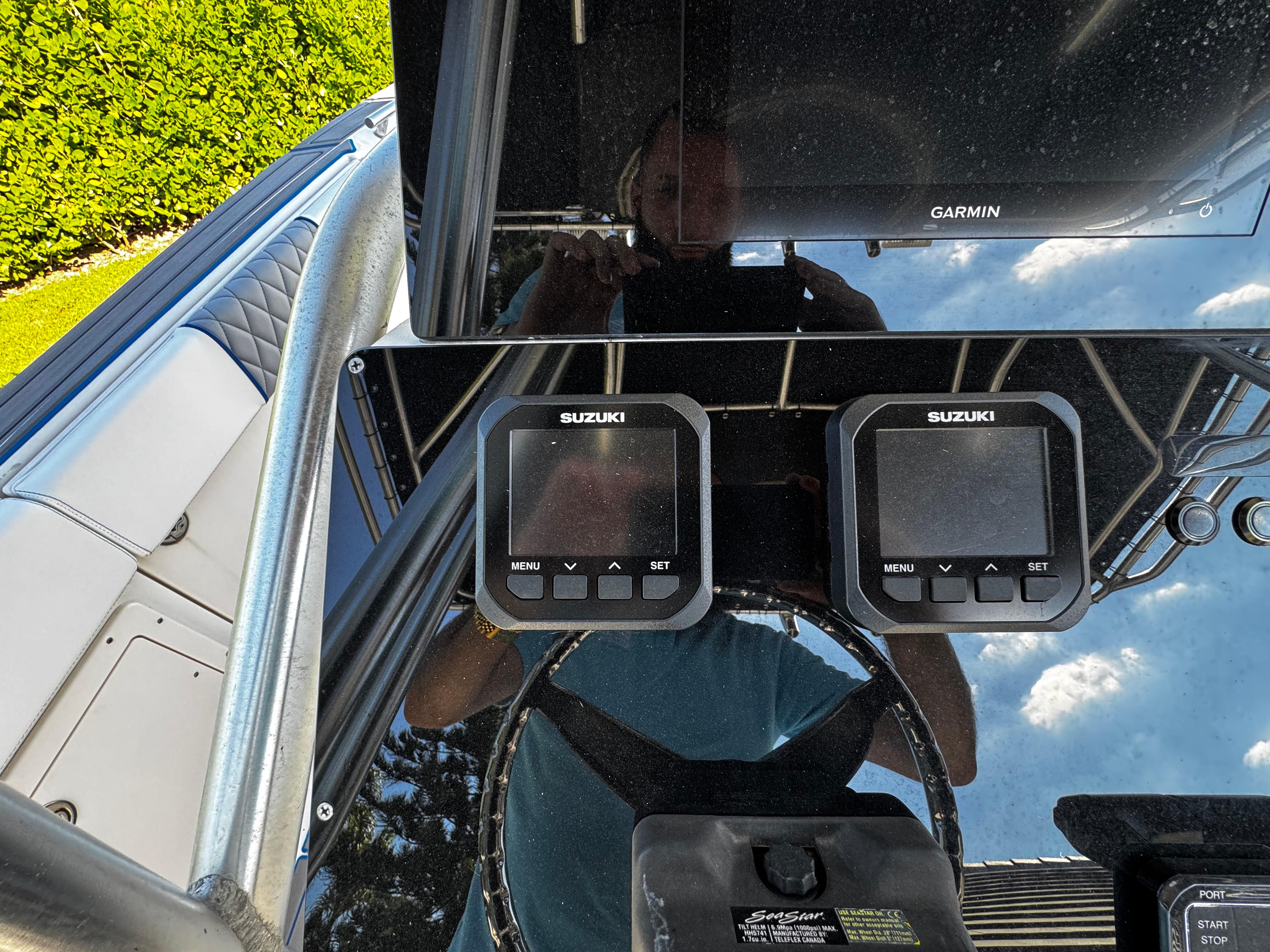 2004 Robalo R 260 boat dashboard with Suzuki displays and Garmin equipment.