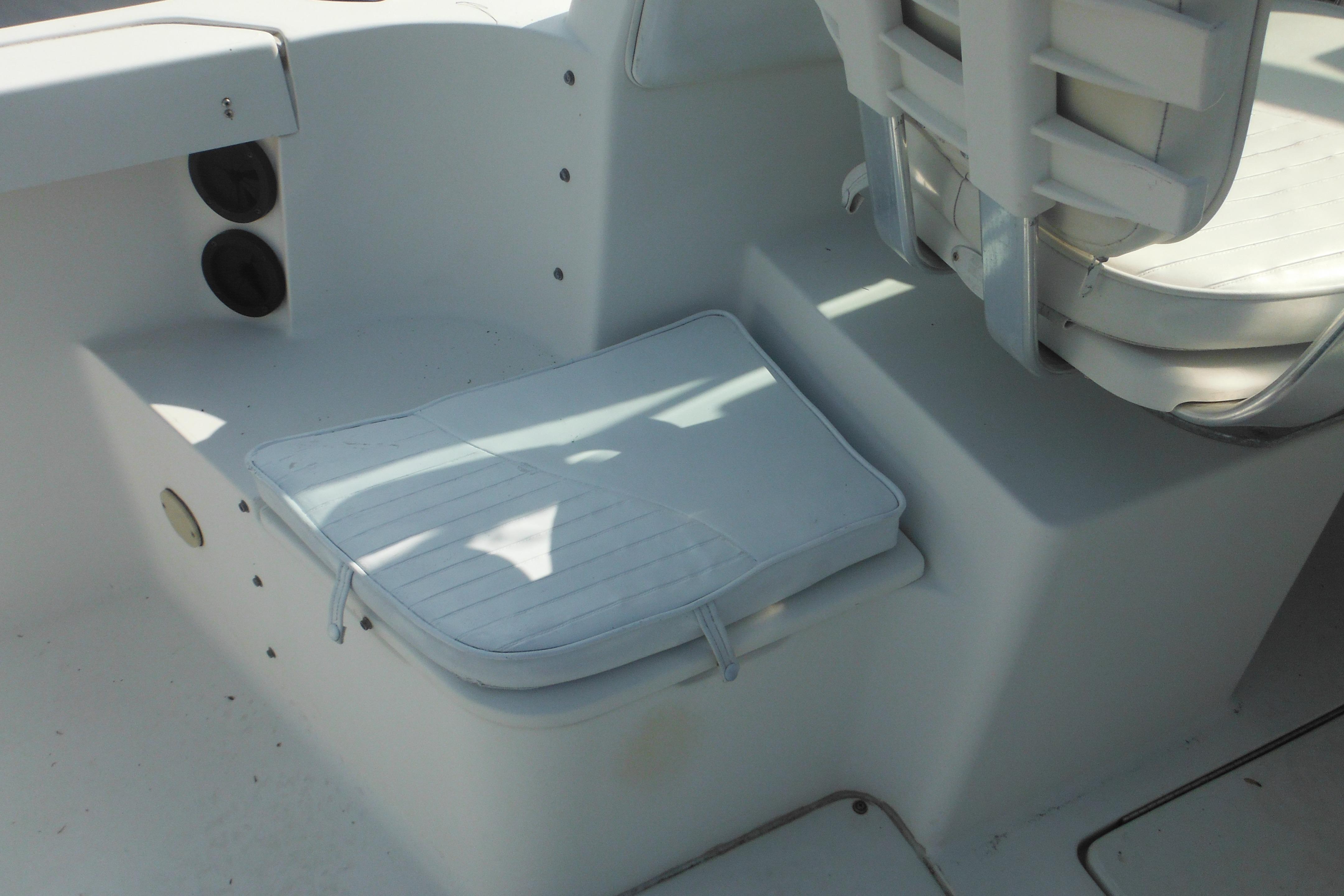 2005 Seaswirl Striper 2101 Walkaround O/B boat interior with cushioned seating.