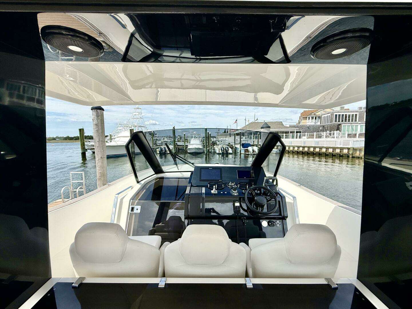 2023 Astondoa 377 Coupe Outboard - Image 24