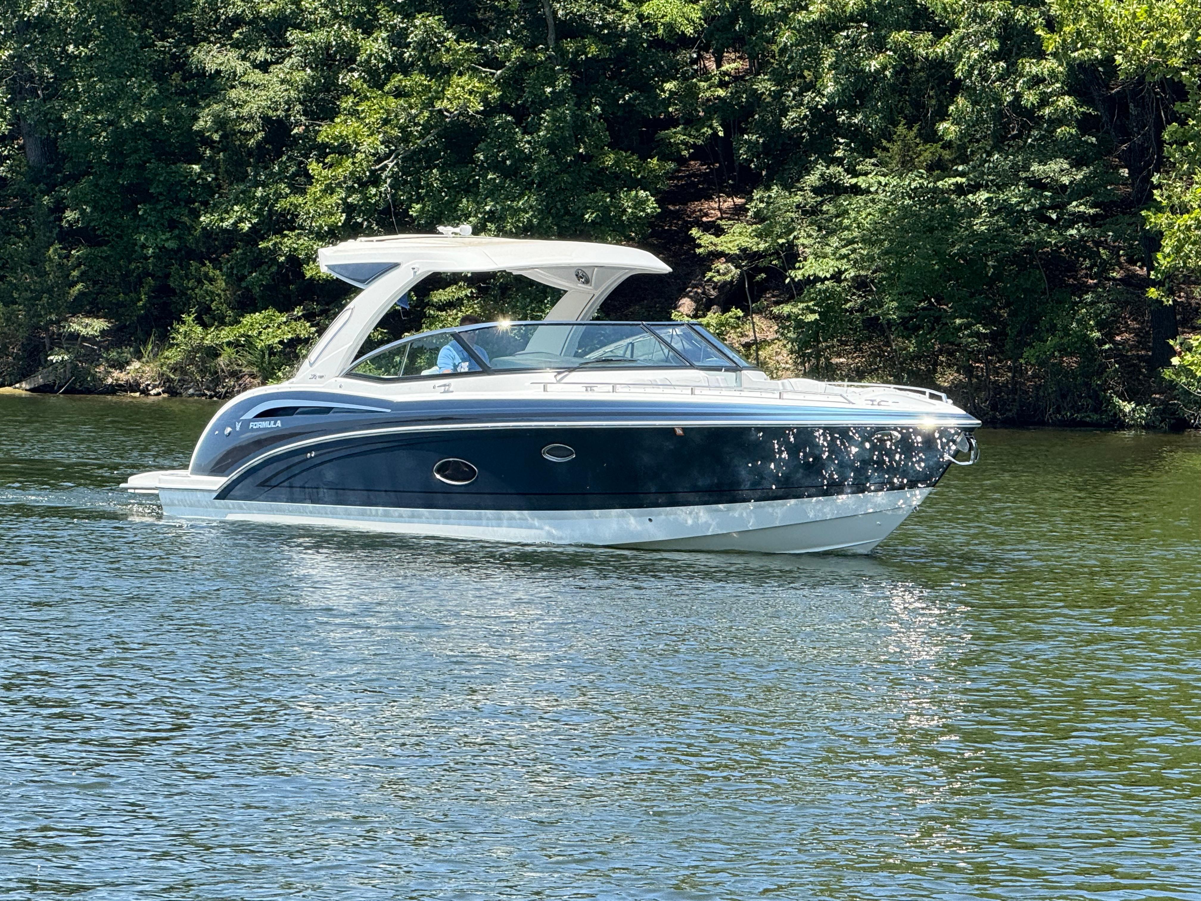 2023 Formula 350 Crossover Bowrider
