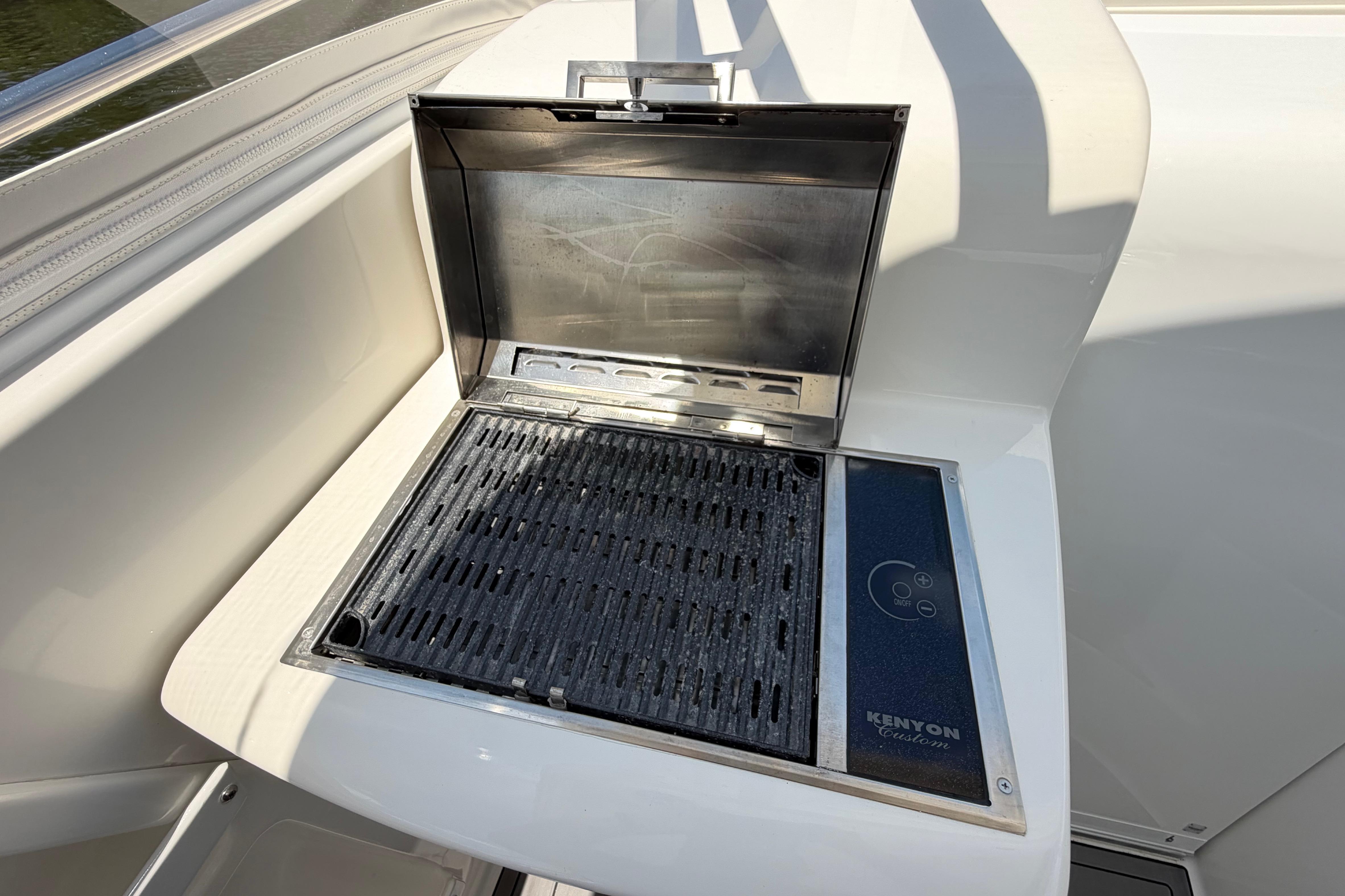 Built-in Kenyon grill on 2009 Everglades 350LX boat deck.