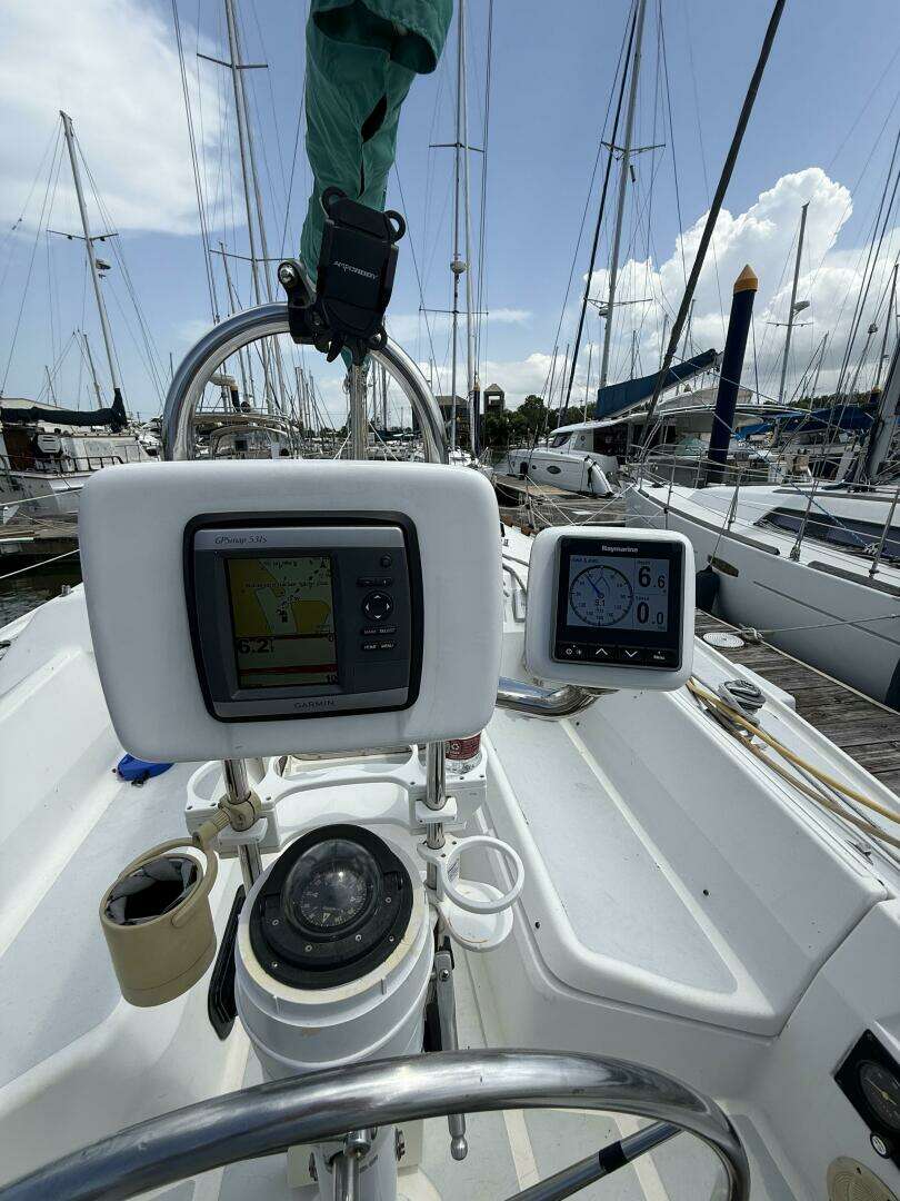 1989 Hunter 33.5 - Image 11