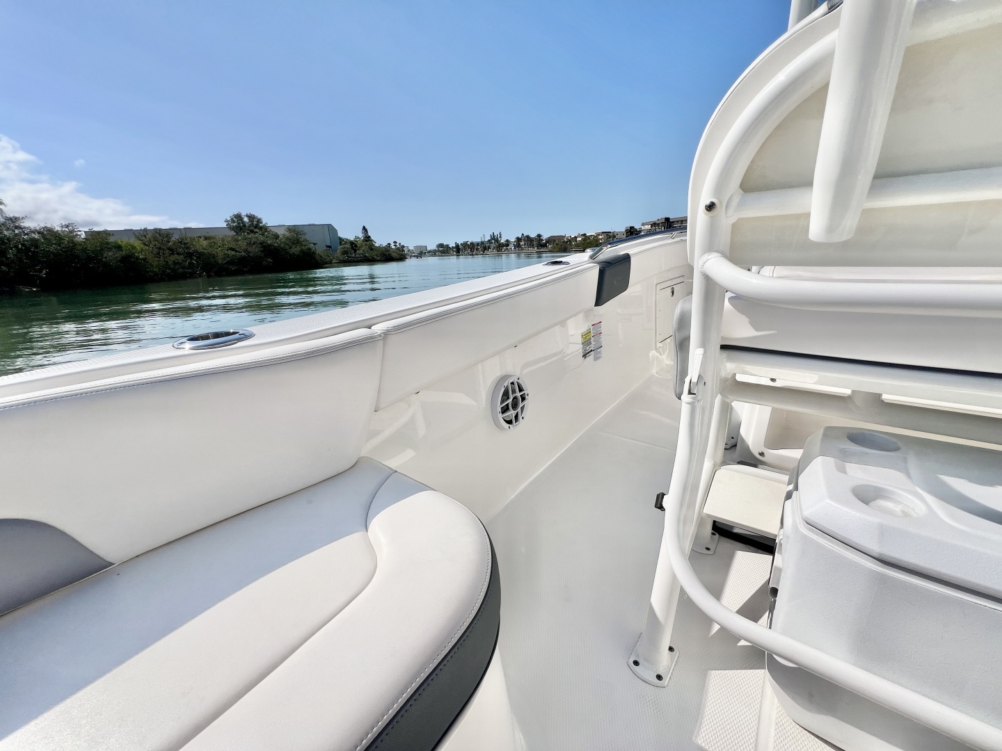 2021 Robalo R242 Explorer - Image 15