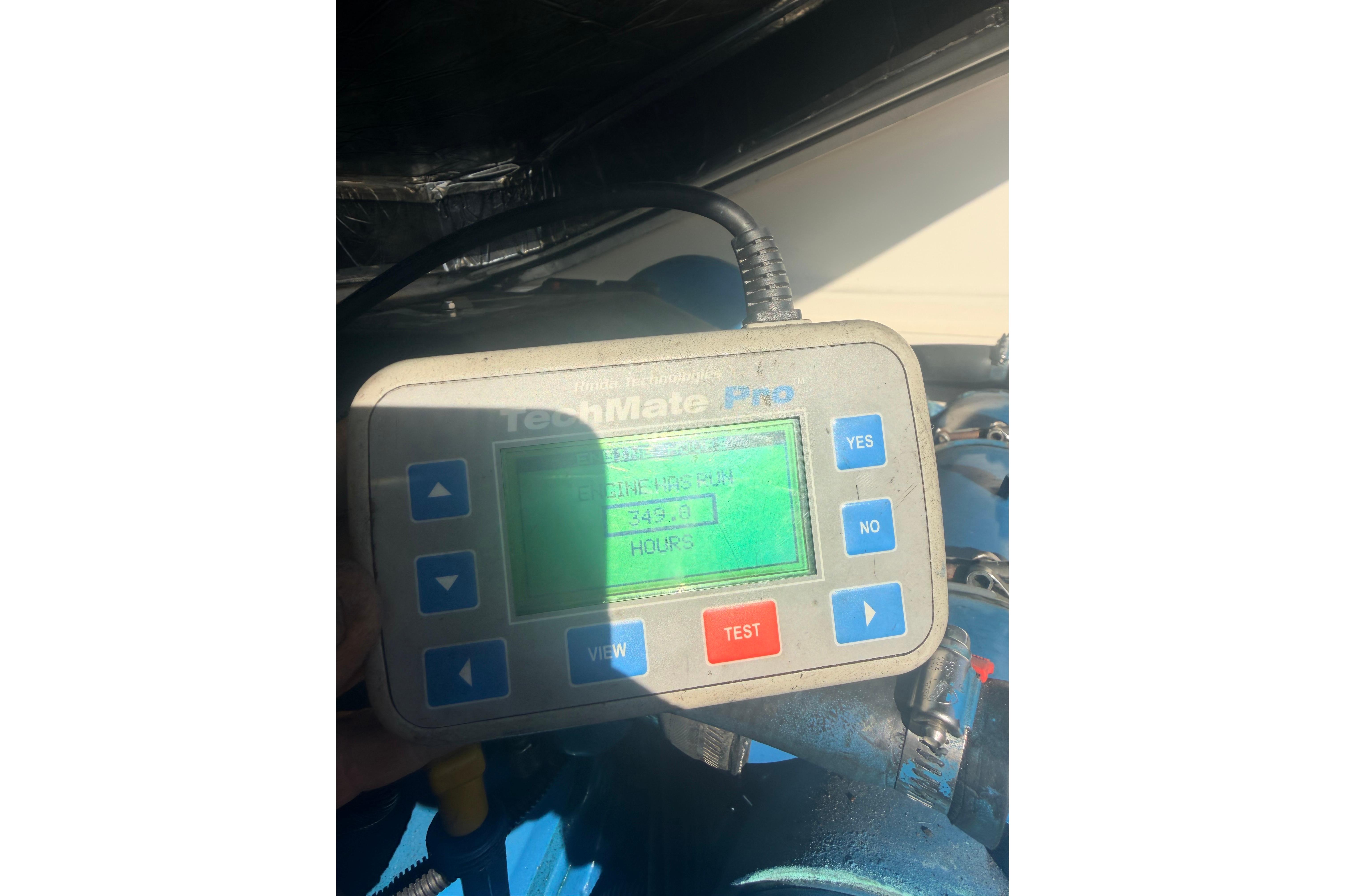 TechMate Pro diagnostic tool displaying engine hours for 1995 Tiara Yachts 2900 Open.