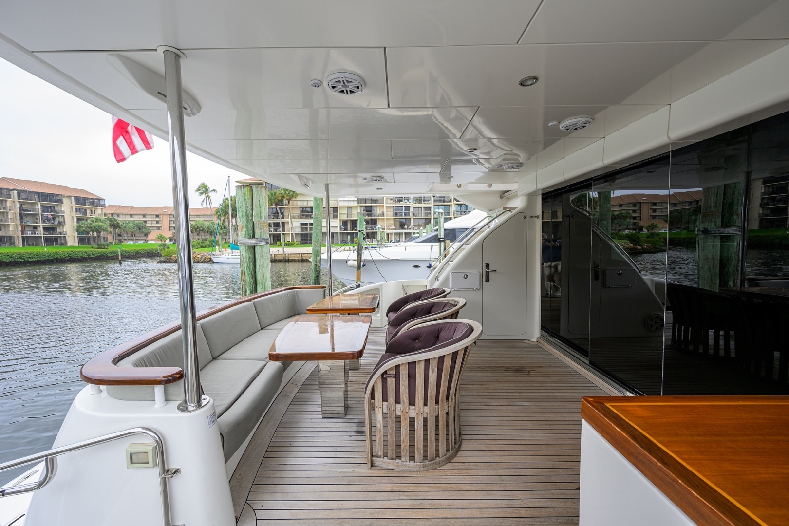2013 Hatteras 80 Motor Yacht - Image 4