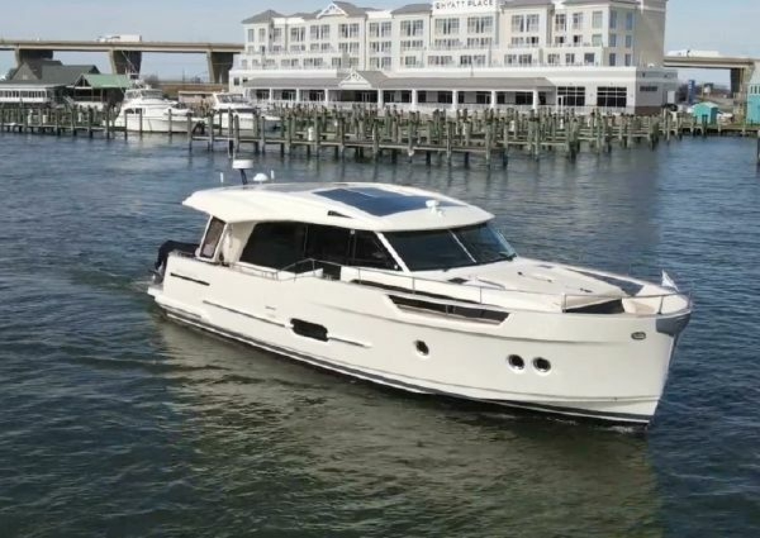 2019 Greenline 48 Coupe Hybrid - Image 9
