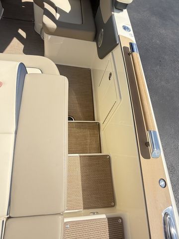 2026 Chris-Craft Bowrider Sportster WALKTHROUGH WINDSHIELD LUXURY B - 14