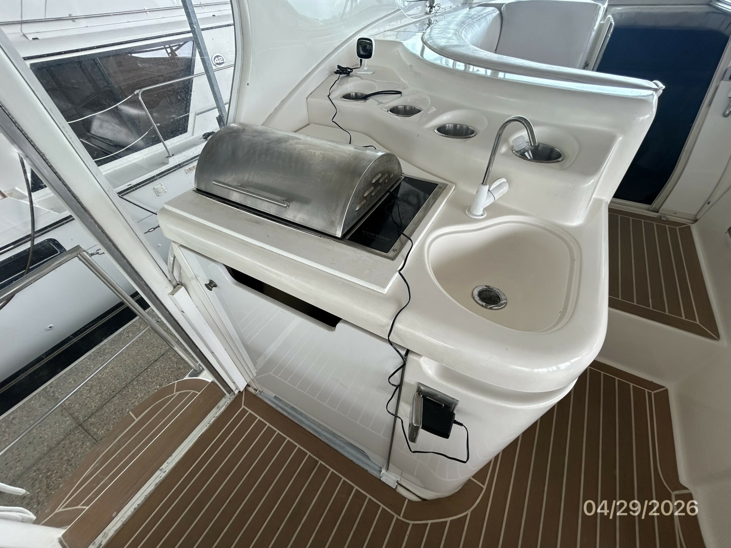 2000 Cruisers Yachts 4450 - Image 27