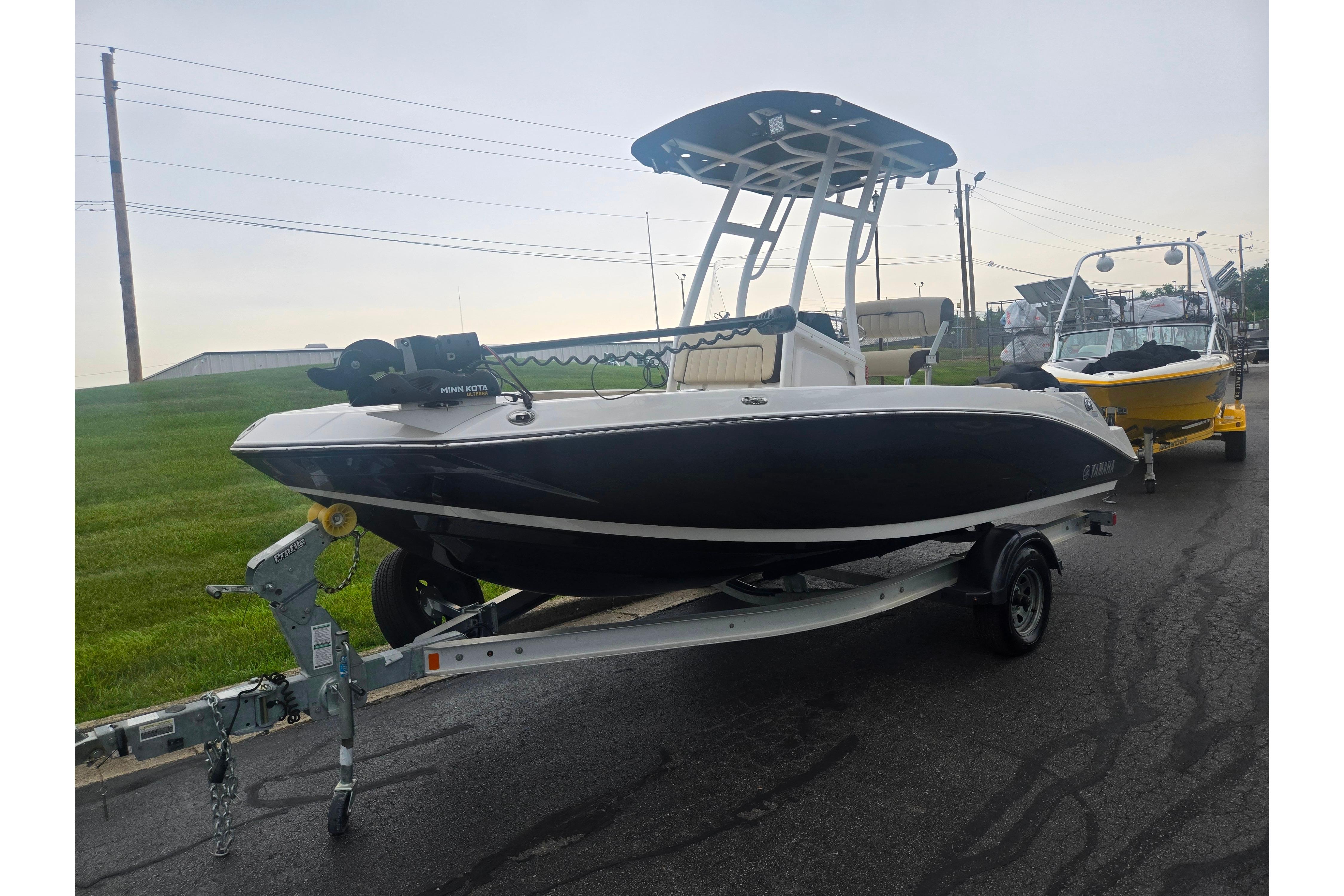 2022 Yamaha Boats 195 FSH Sport on trailer, parked outdoors.