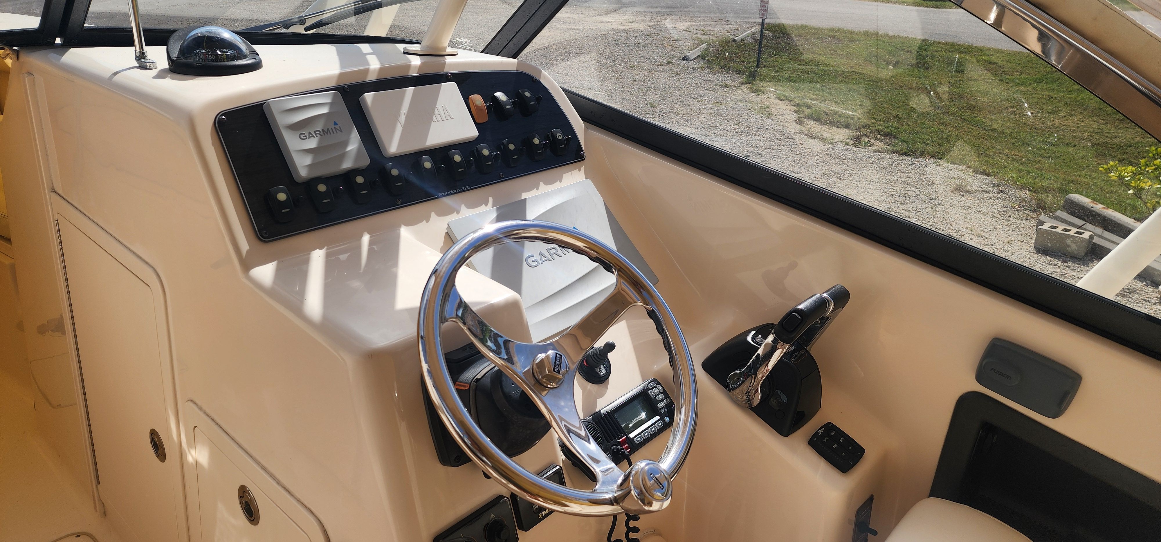 The image shows the helm of a 2015 Grady-White Freedom 275 boat with a Garmin navigation system.