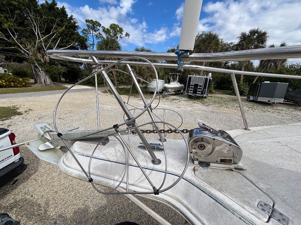 Anchor winch on a 1997 Donzi 275LXC boat.
