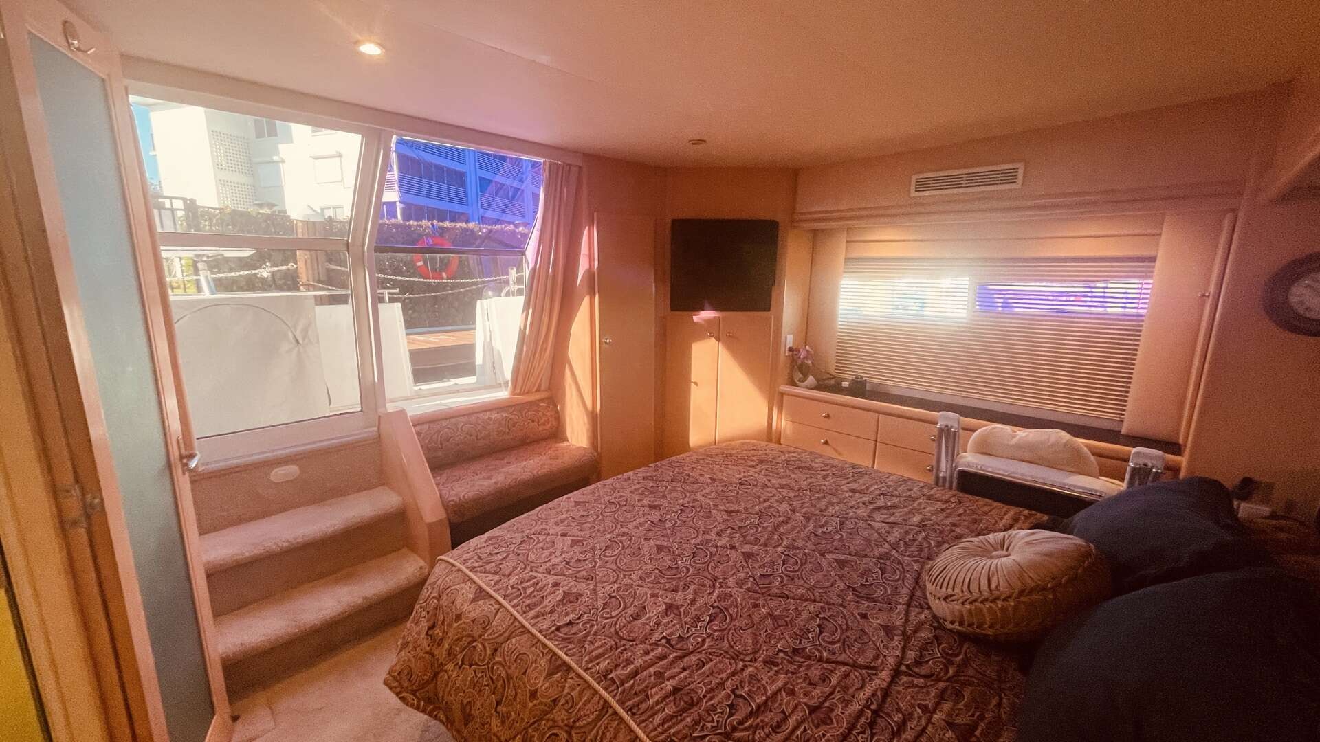 1997 CARVER YACHTS 500 COCKPIT MY - Image 28