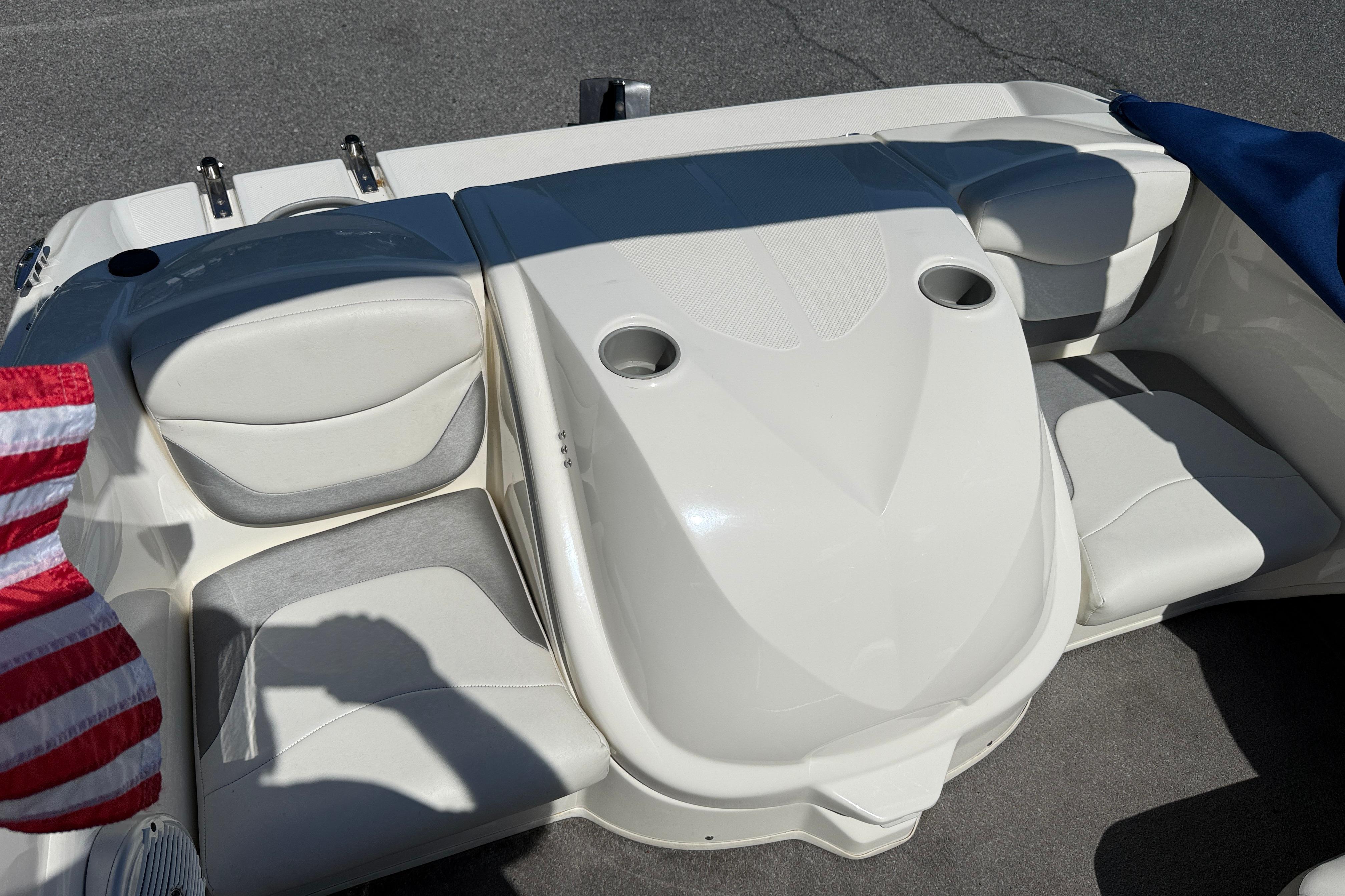 2009 Bayliner 175 boat interior with seating and cup holders, featuring a partial view of an American flag.